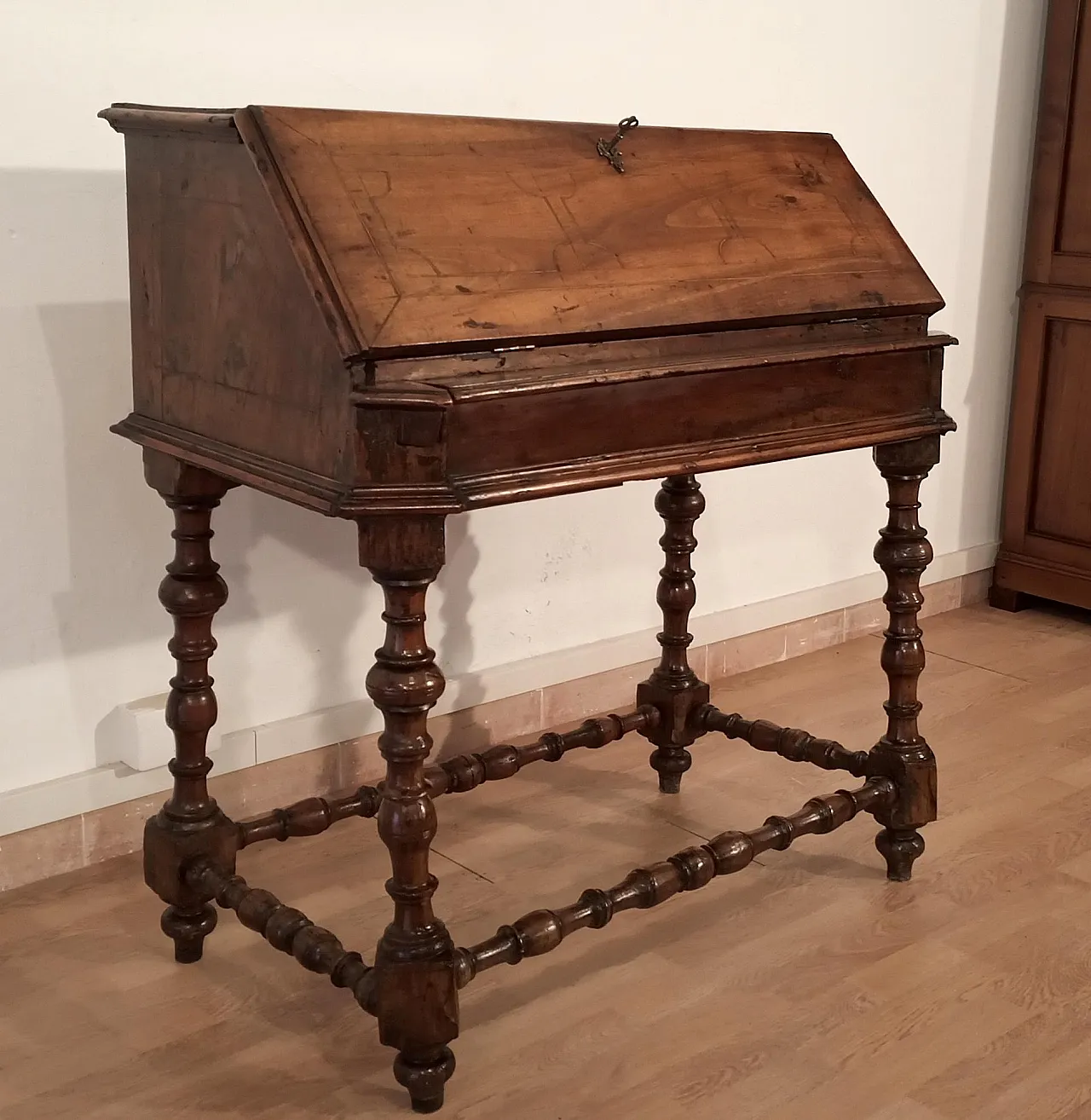 Flap writing desk in walnut, Louis XIII Style, 18th century 2