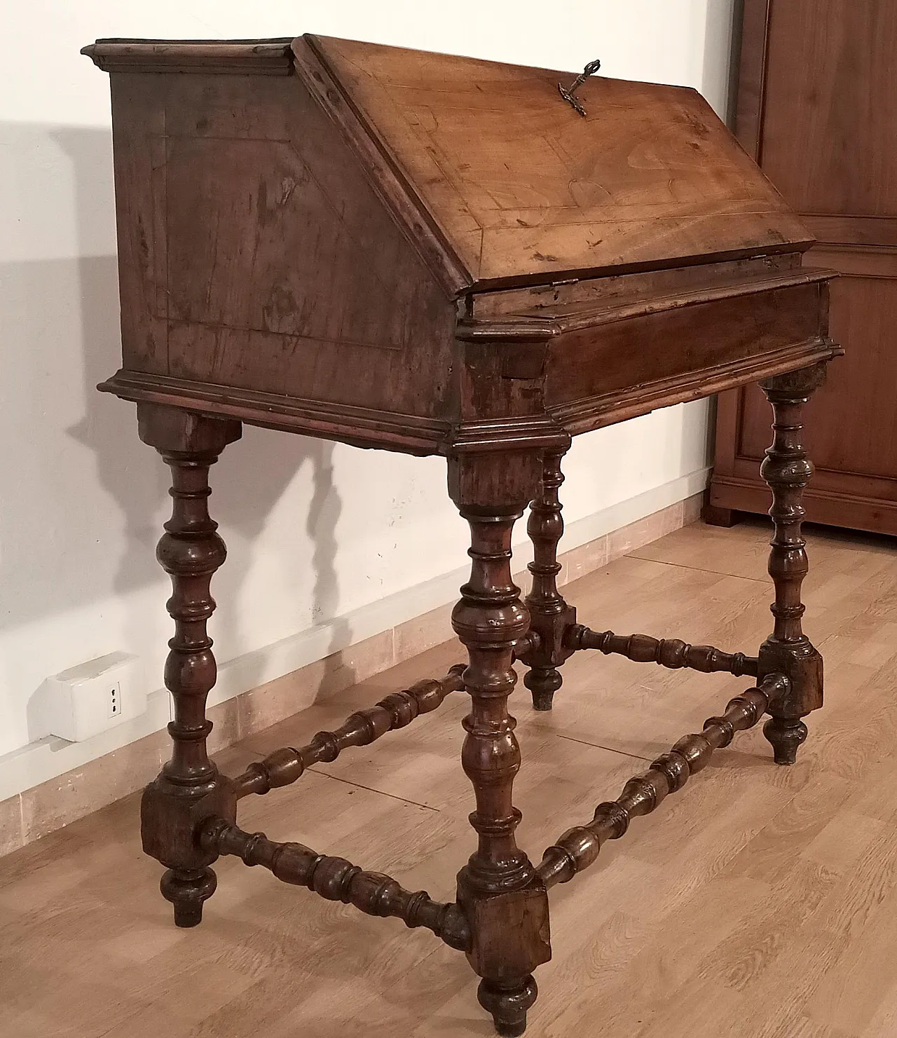 Flap writing desk in walnut, Louis XIII Style, 18th century 3