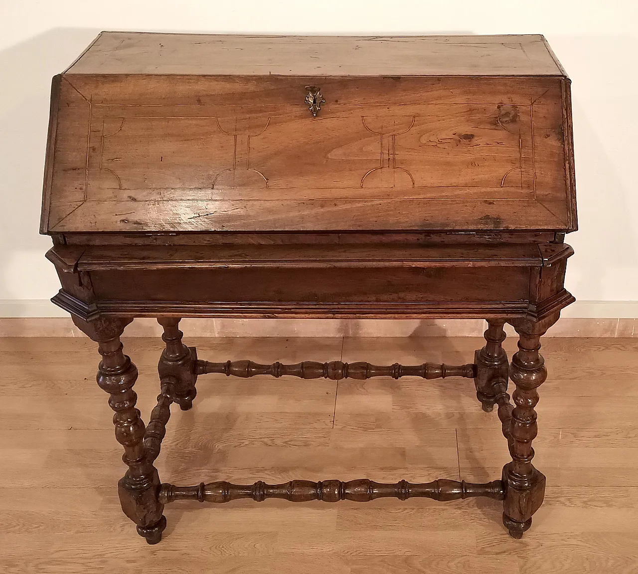 Flap writing desk in walnut, Louis XIII Style, 18th century 4