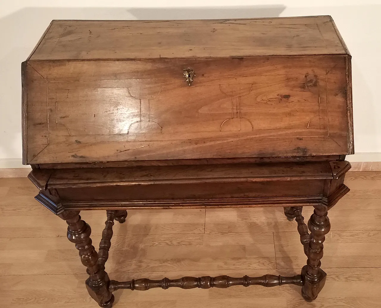 Flap writing desk in walnut, Louis XIII Style, 18th century 5
