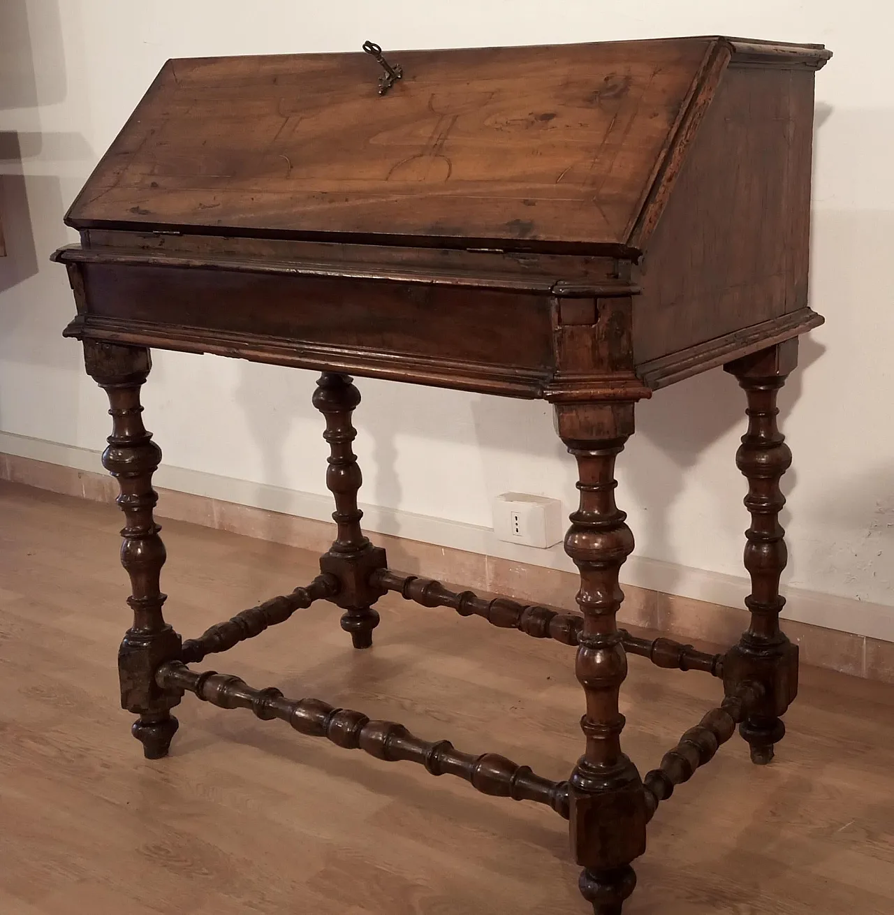 Flap writing desk in walnut, Louis XIII Style, 18th century 6