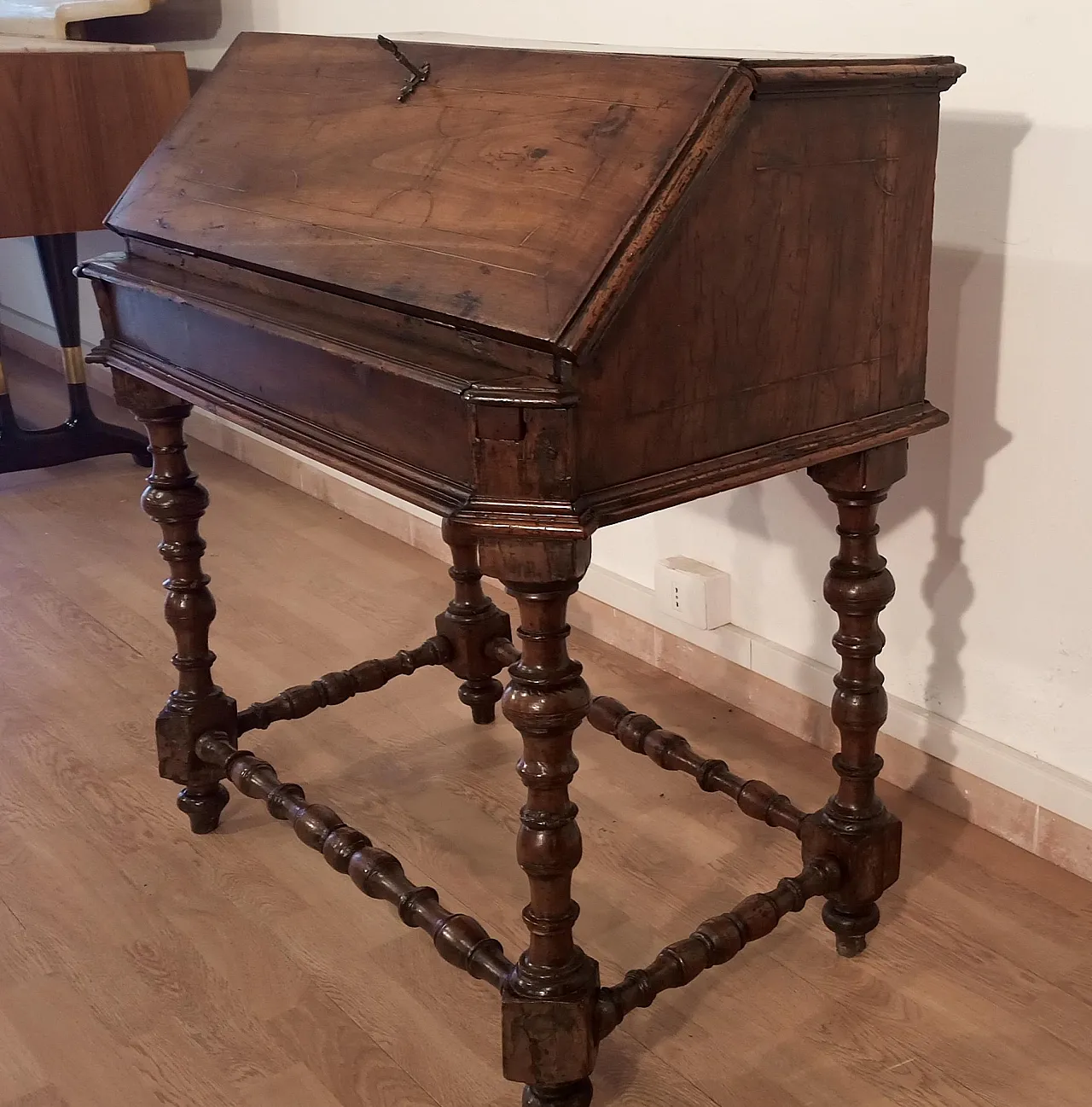 Flap writing desk in walnut, Louis XIII Style, 18th century 7