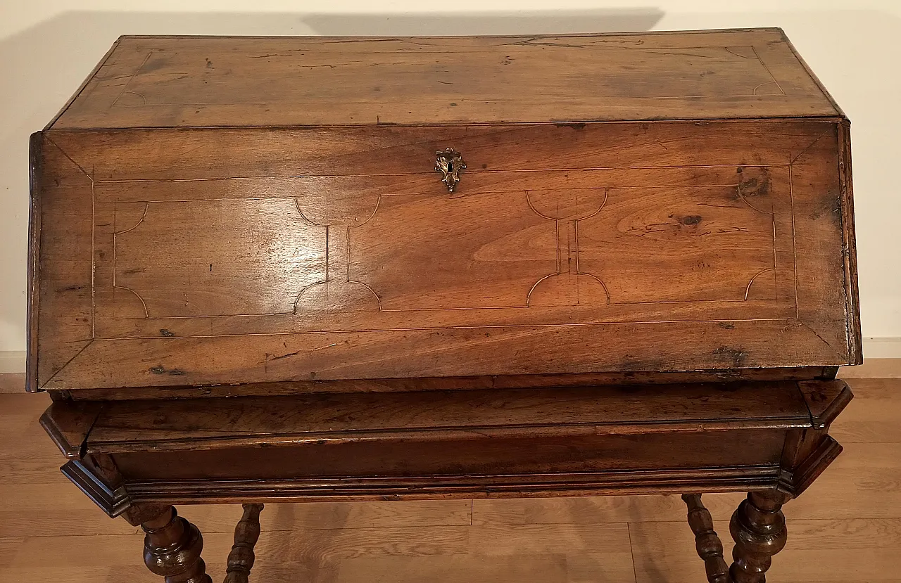 Flap writing desk in walnut, Louis XIII Style, 18th century 8