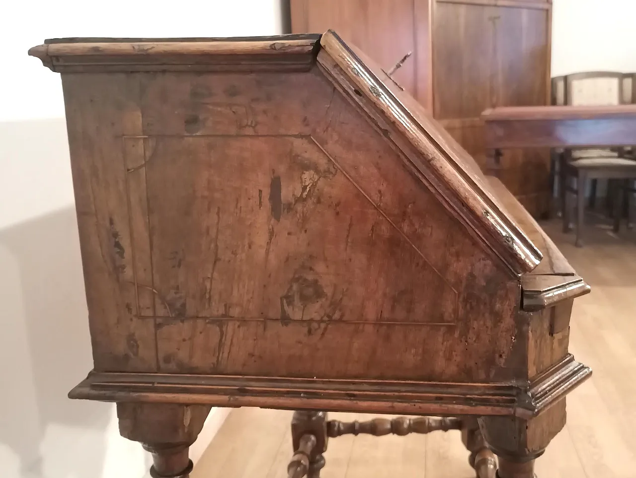 Flap writing desk in walnut, Louis XIII Style, 18th century 9