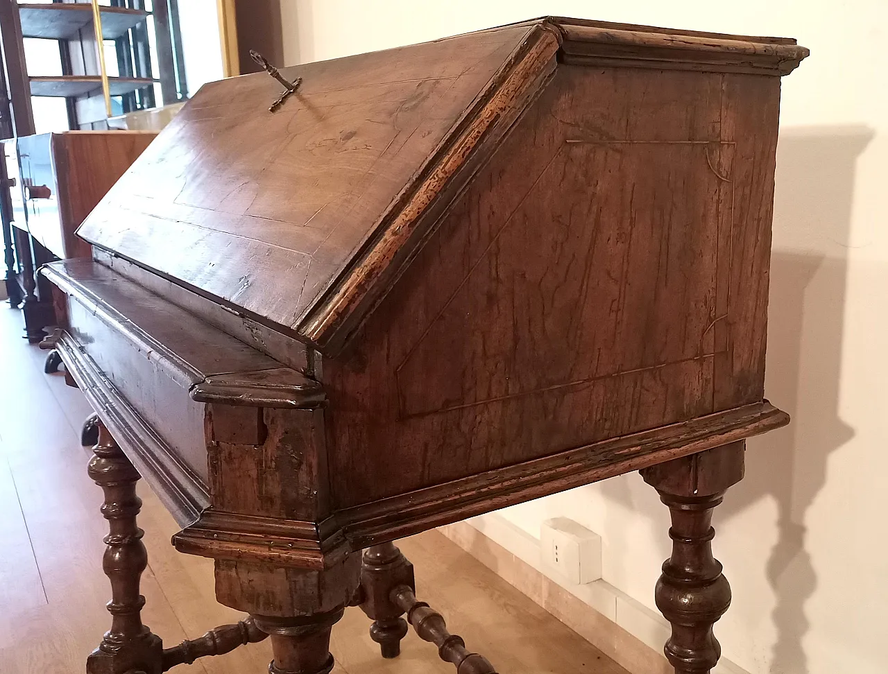 Flap writing desk in walnut, Louis XIII Style, 18th century 10