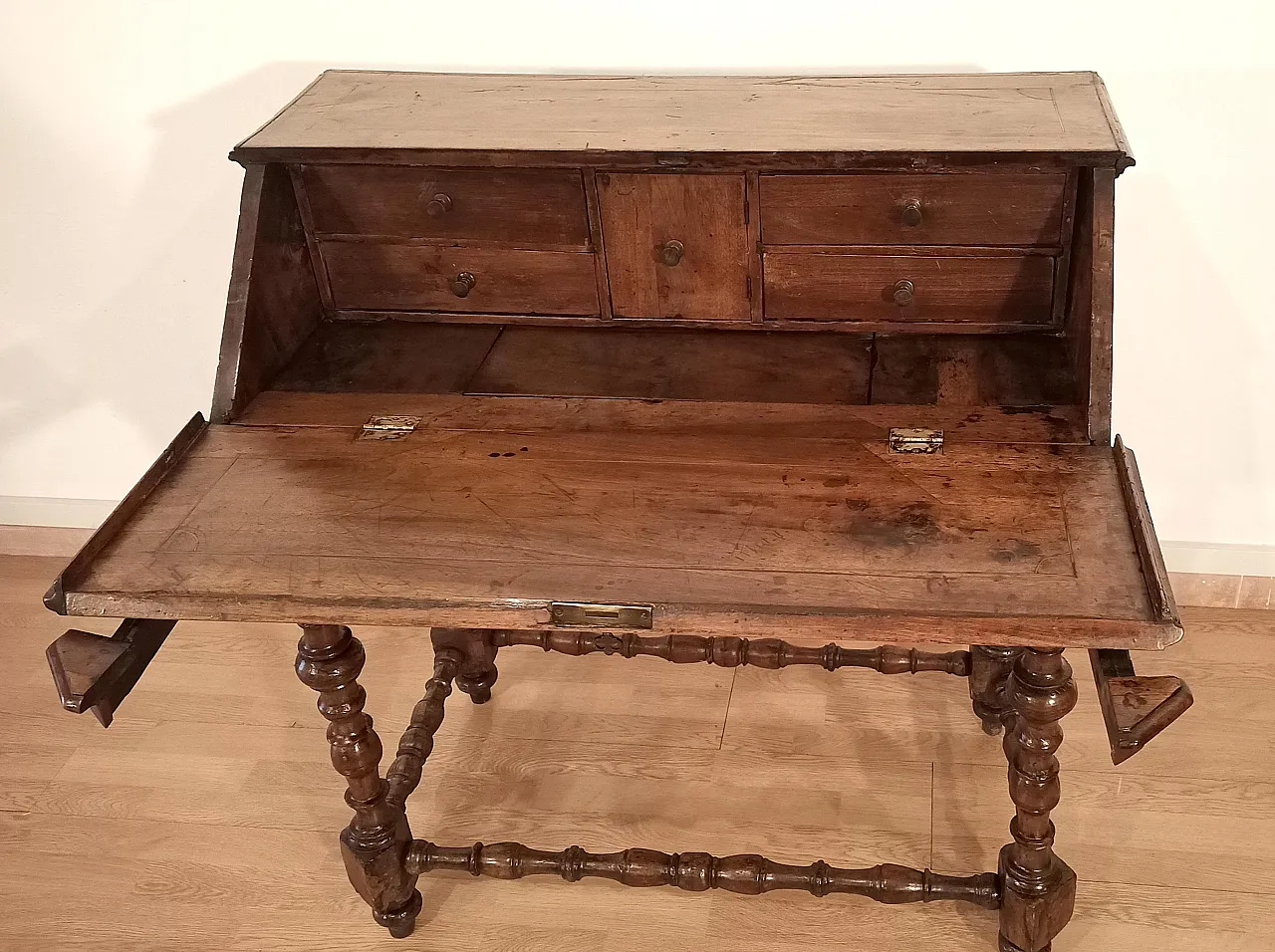 Flap writing desk in walnut, Louis XIII Style, 18th century 13