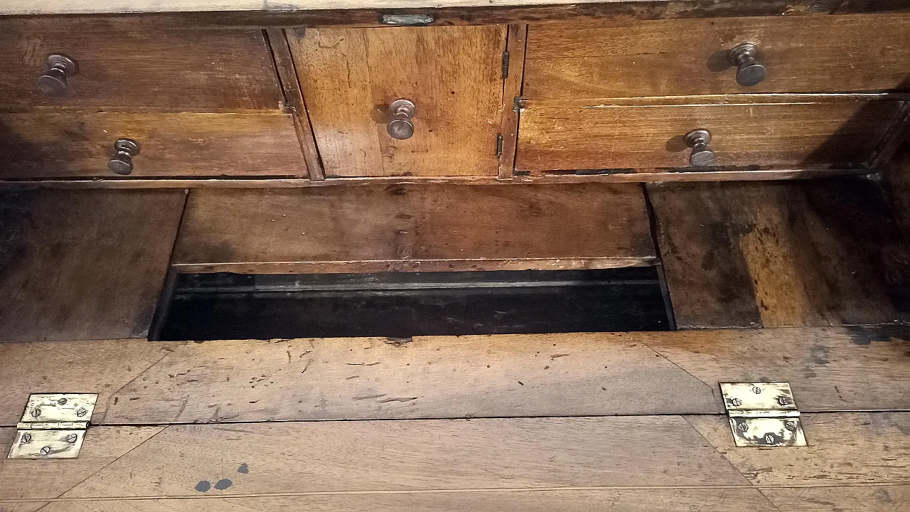 Flap writing desk in walnut, Louis XIII Style, 18th century 15