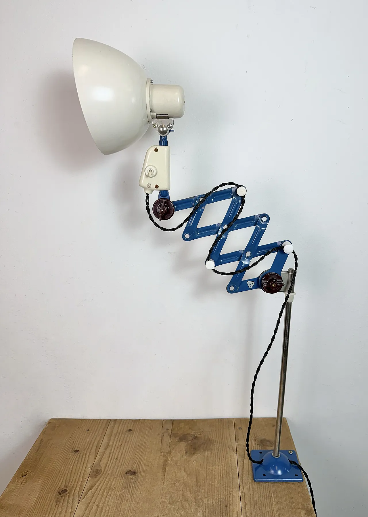 Industrial East German Scissor Lamp from VEB Zweckleuchtenbau Dresden 9