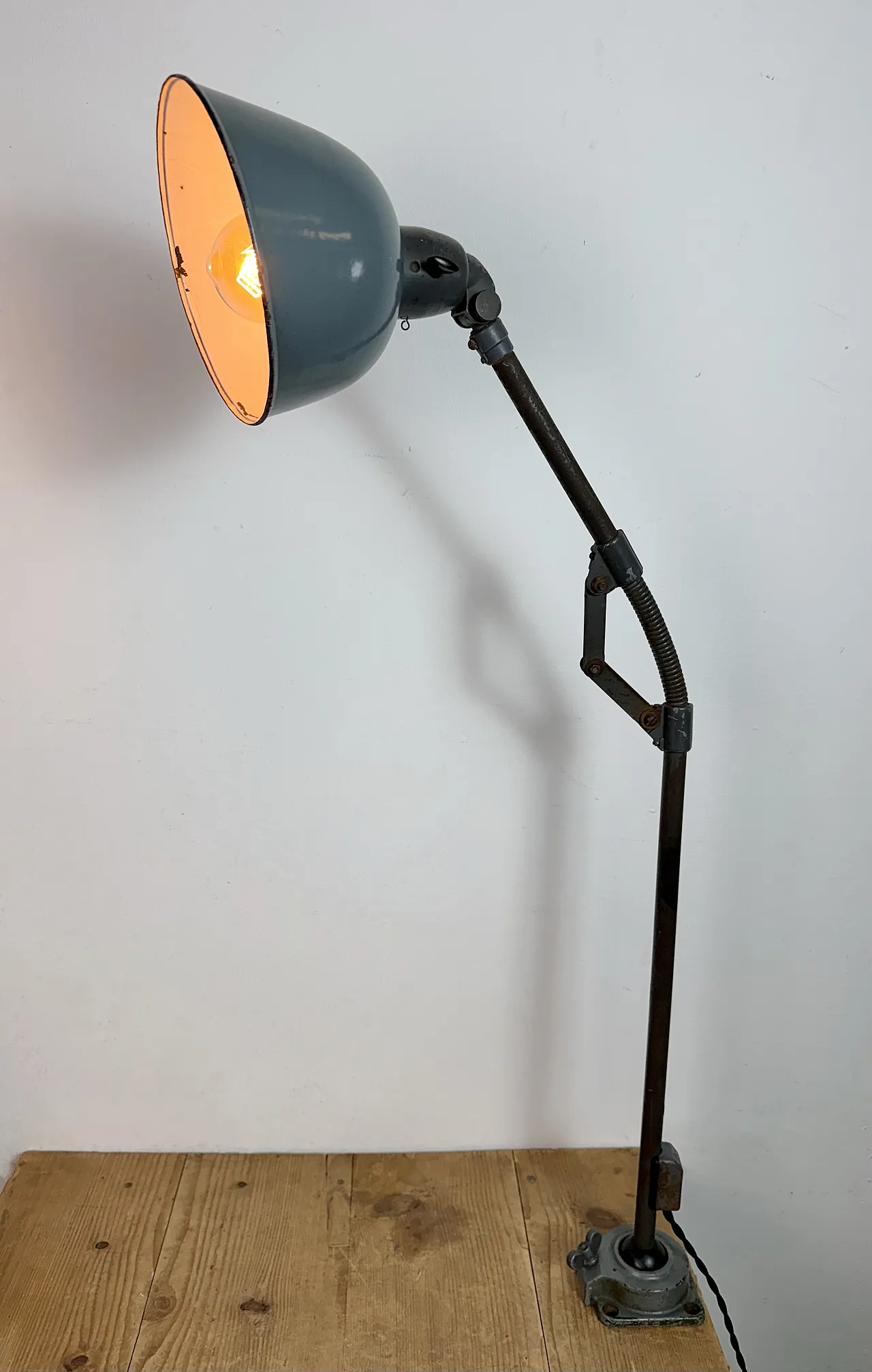 Industrial Grey Enamel Workshop Table Lamp from Siemens, 1950s 25