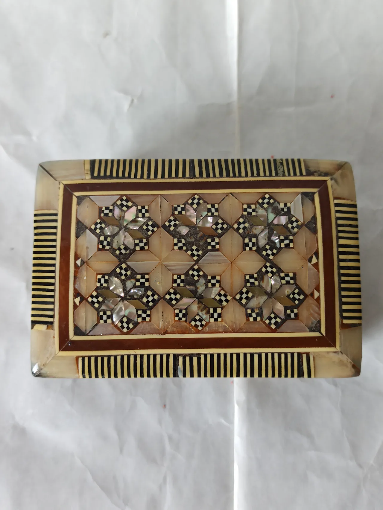 Mahogany and mother-of-pearl jewelry box, 50s 4