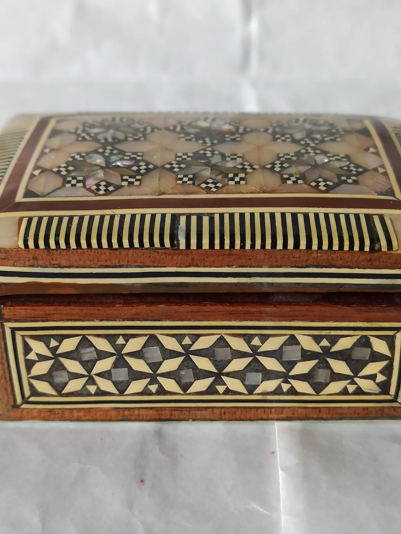 Mahogany and mother-of-pearl jewelry box, 50s 8