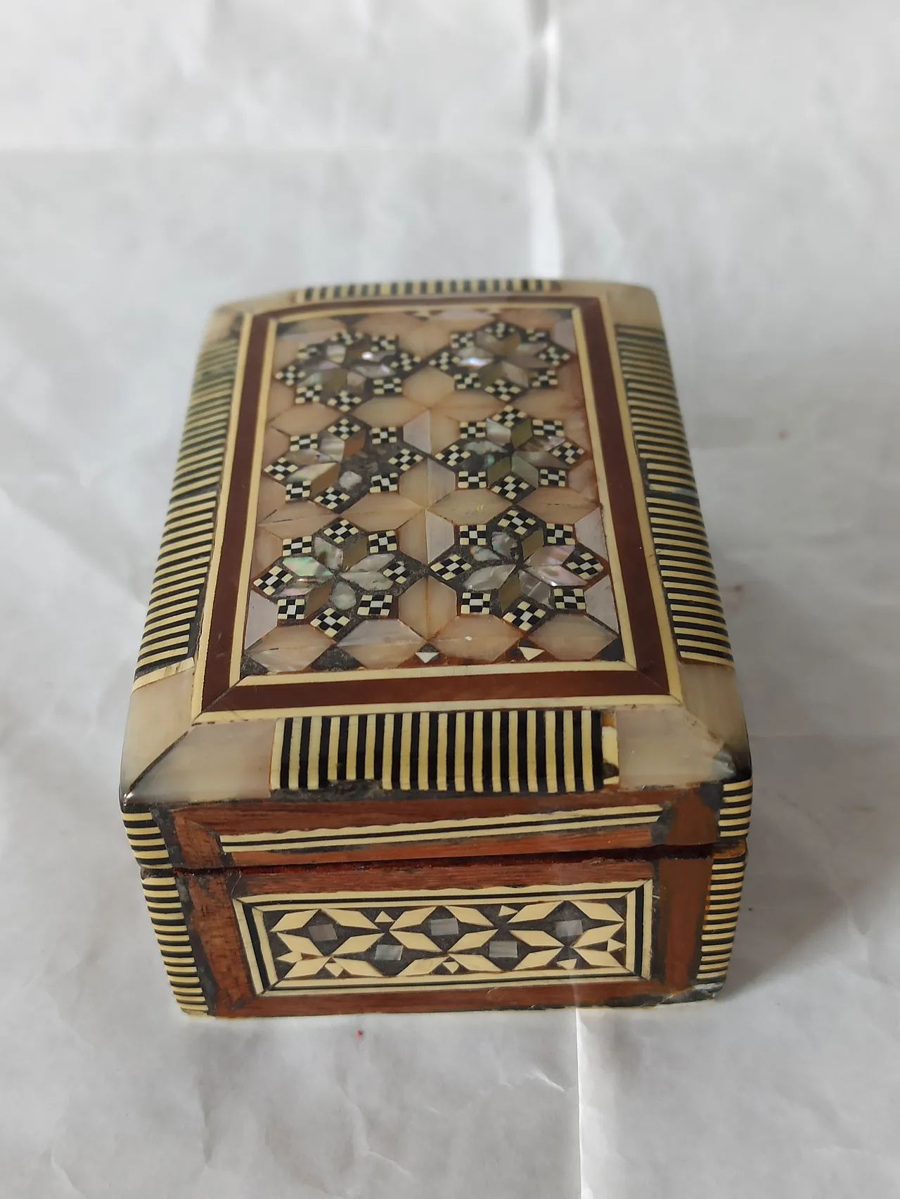 Mahogany and mother-of-pearl jewelry box, 50s 10
