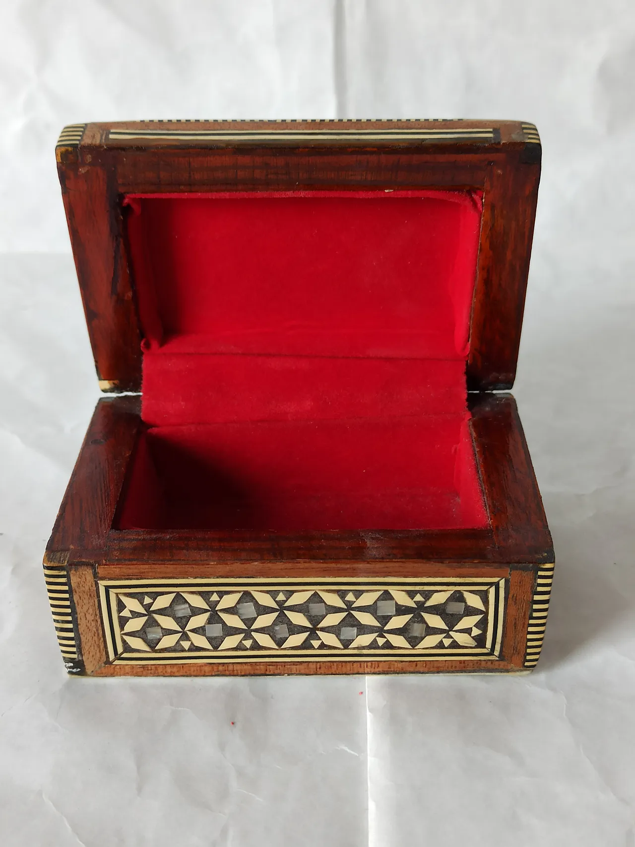 Mahogany and mother-of-pearl jewelry box, 50s 13