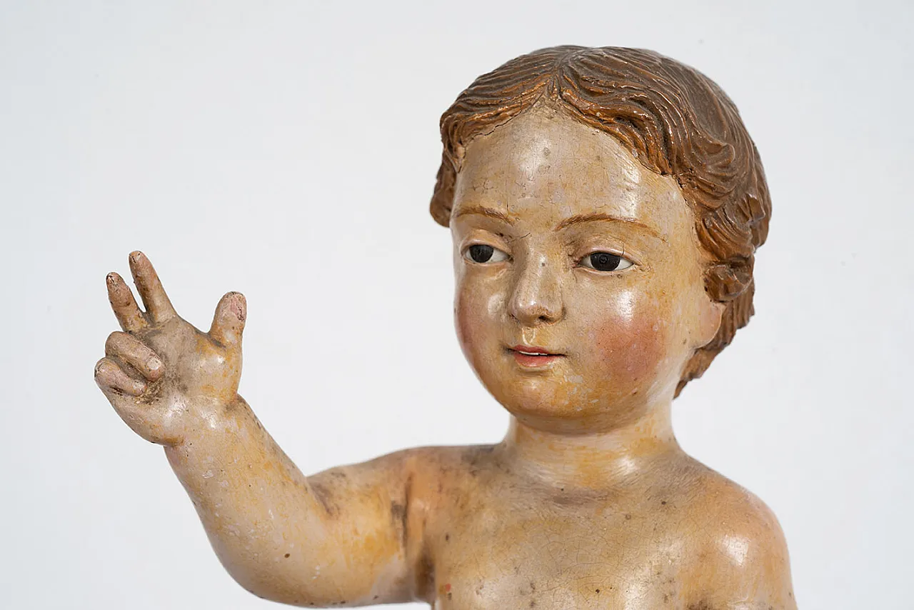 Sculpture in polychrome wood depicting a blessing child, 18th century 3
