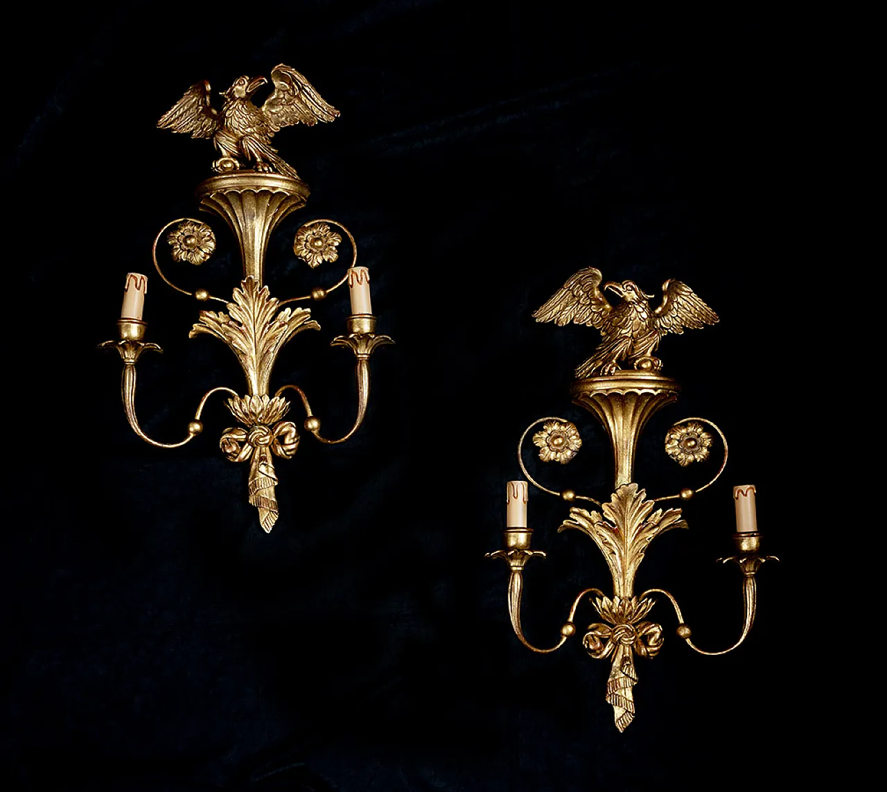 Pair of gilded and carved wooden appliques, 20th century 1