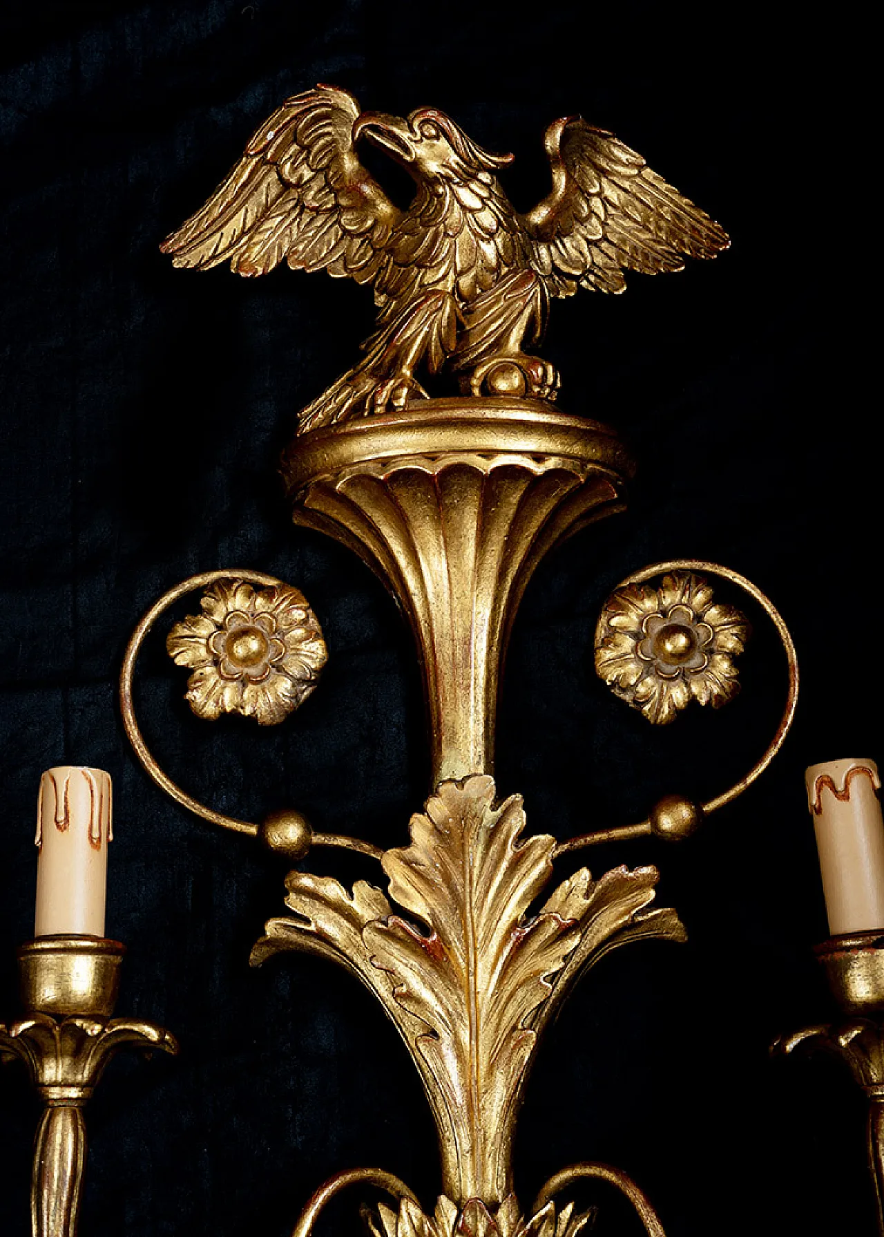 Pair of gilded and carved wooden appliques, 20th century 2