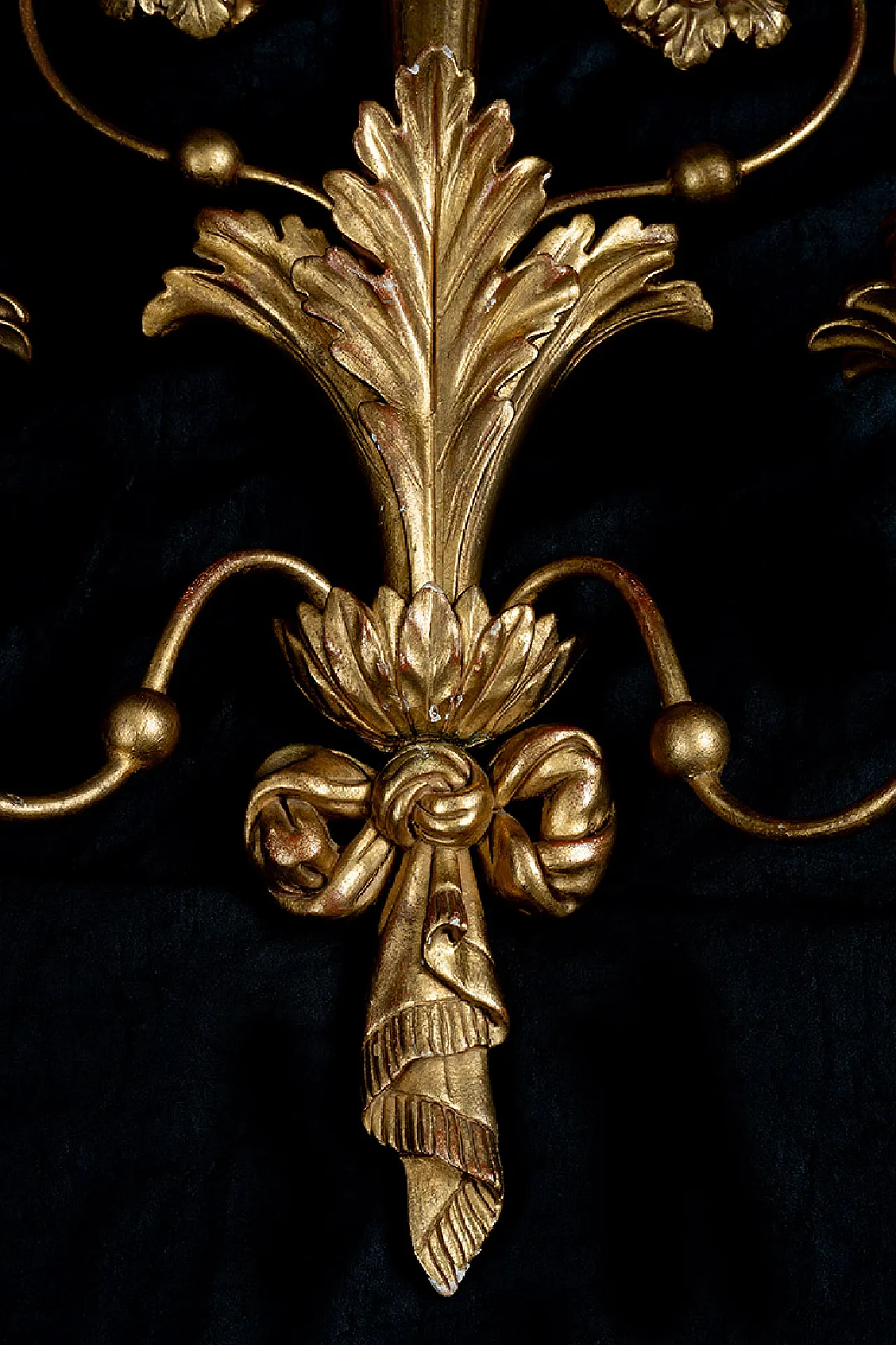Pair of gilded and carved wooden appliques, 20th century 3