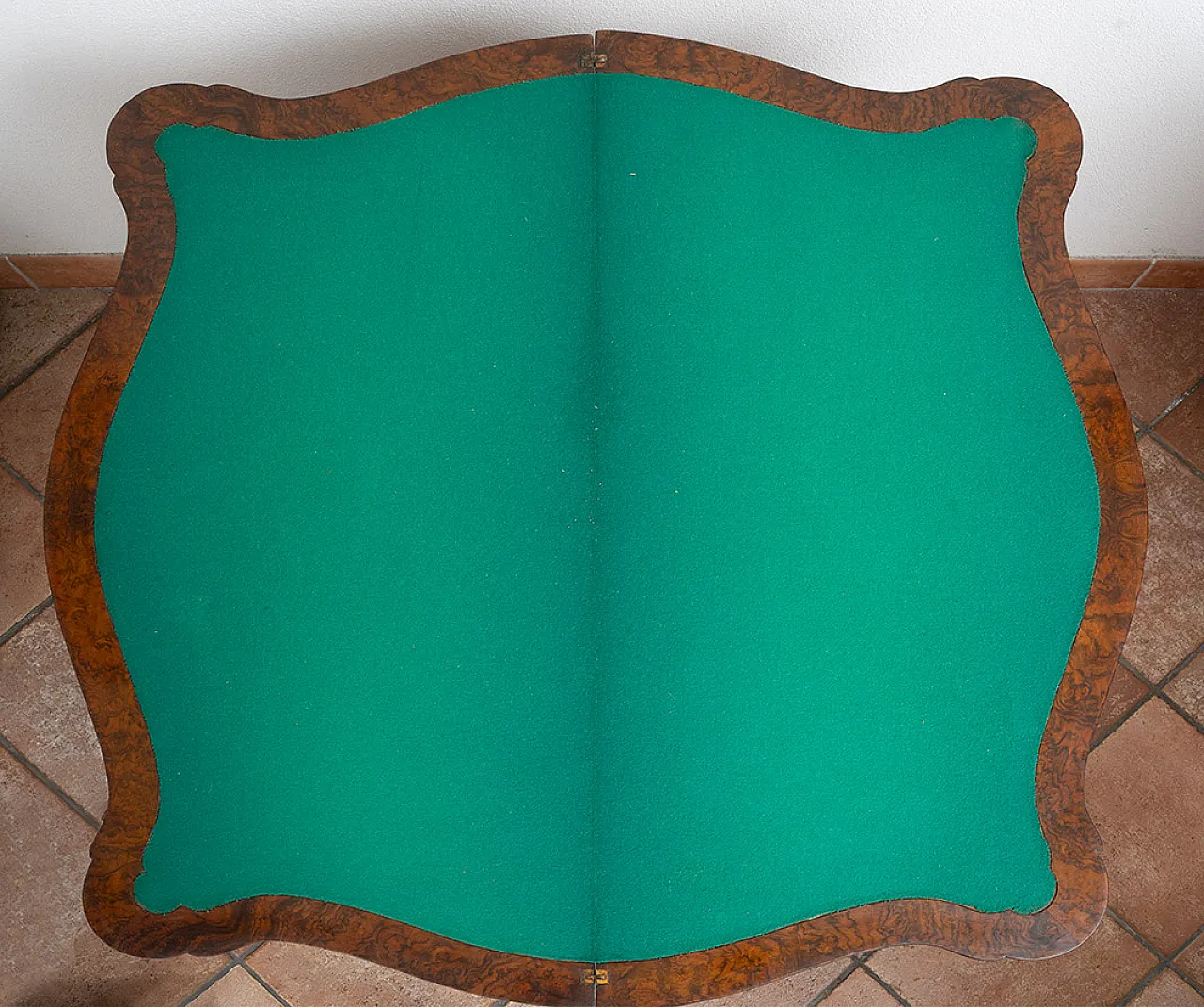 Victorian game table in walnut root, 19th century 3