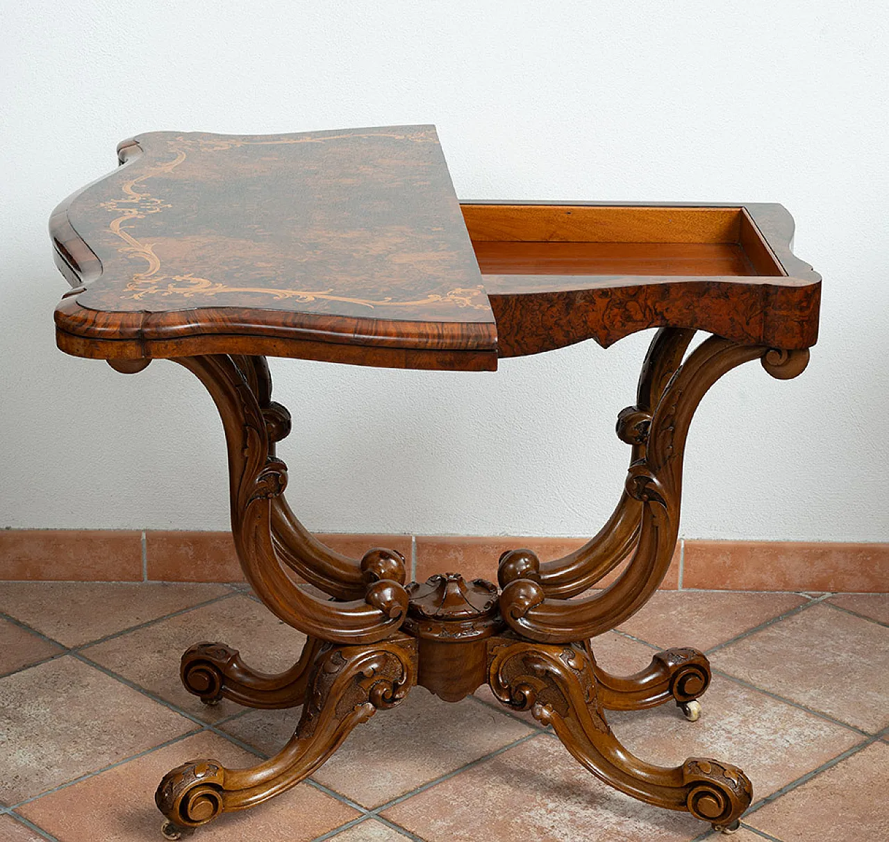 Victorian game table in walnut root, 19th century 4