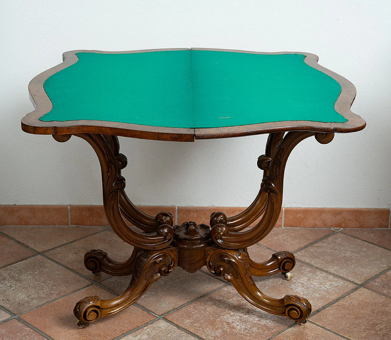 Victorian game table in walnut root, 19th century 5