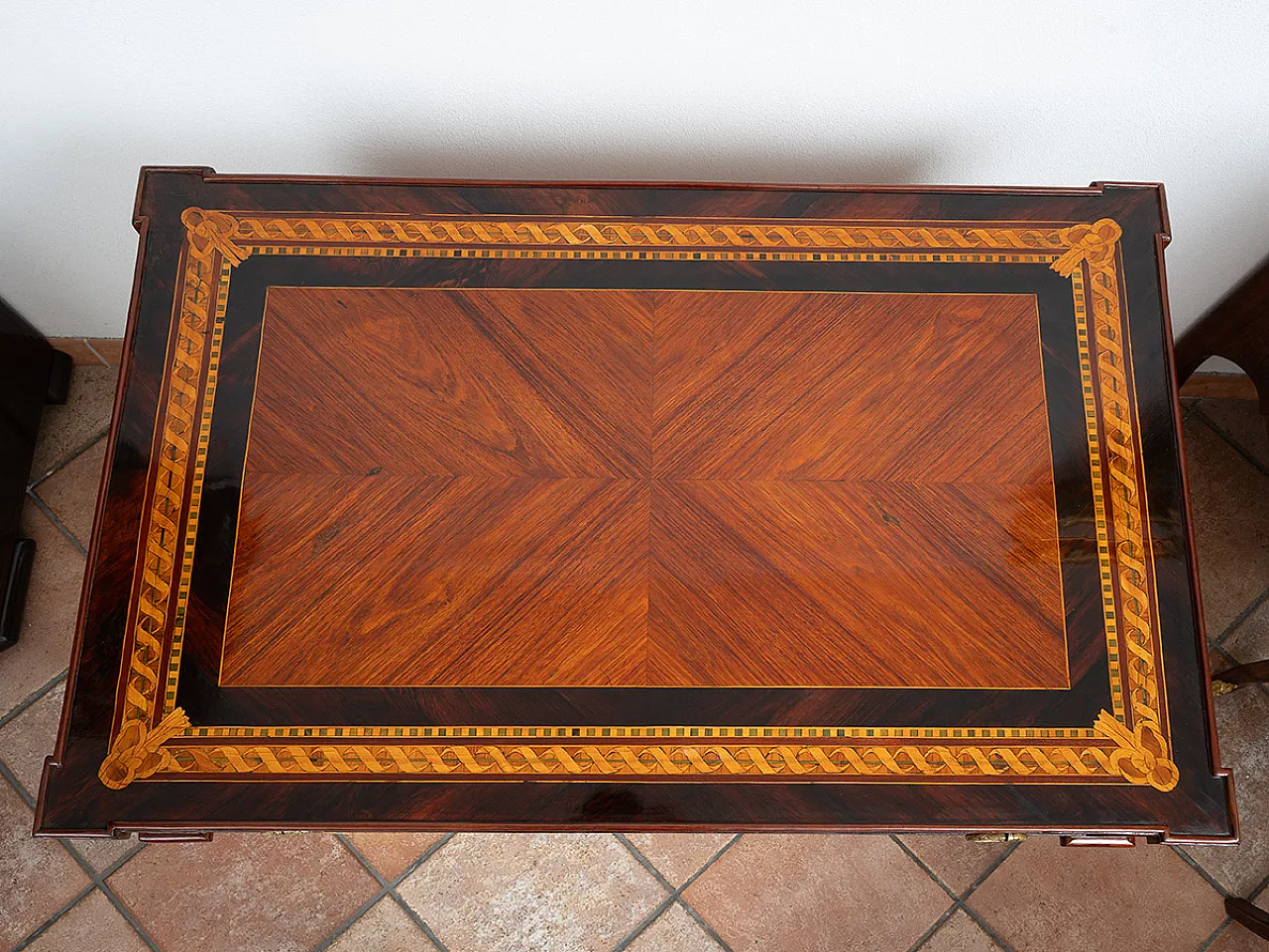 Lombard center desk in fine woods, 18th century 2