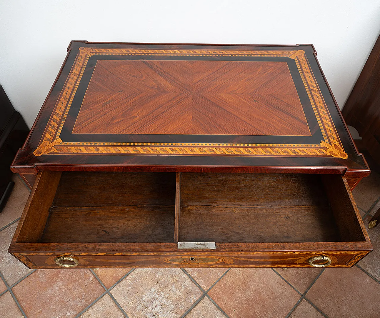 Lombard center desk in fine woods, 18th century 3