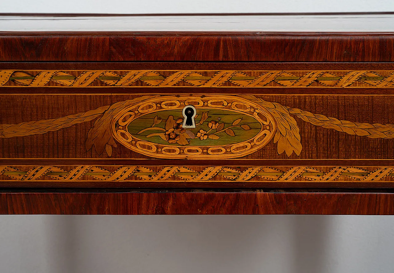 Lombard center desk in fine woods, 18th century 4