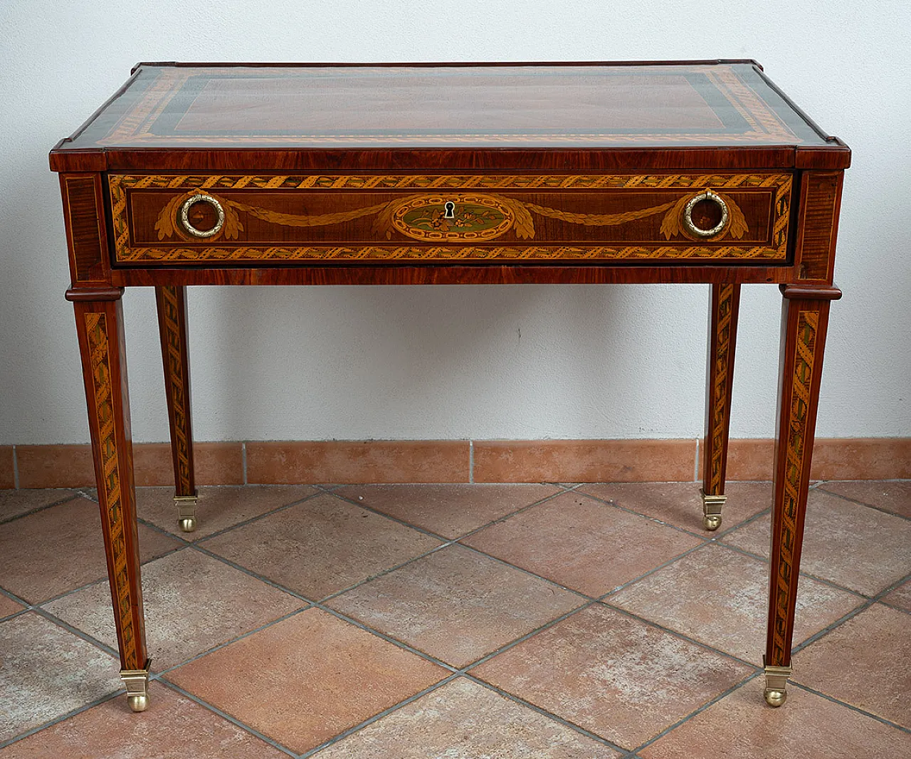 Lombard center desk in fine woods, 18th century 5