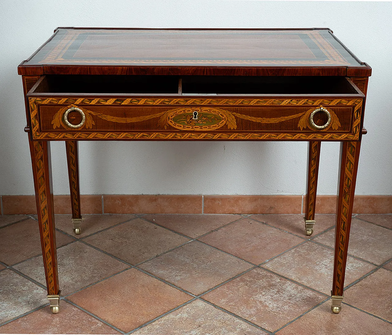 Lombard center desk in fine woods, 18th century 6