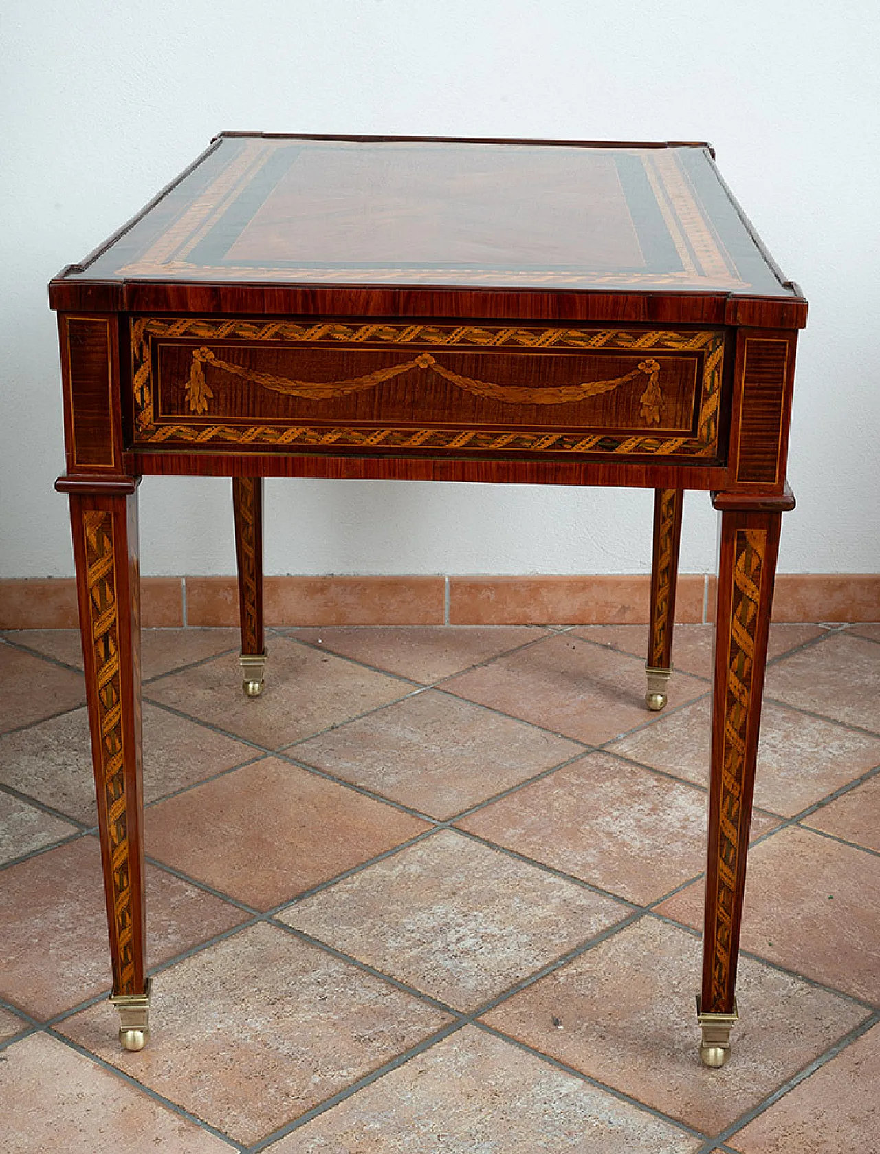 Lombard center desk in fine woods, 18th century 7