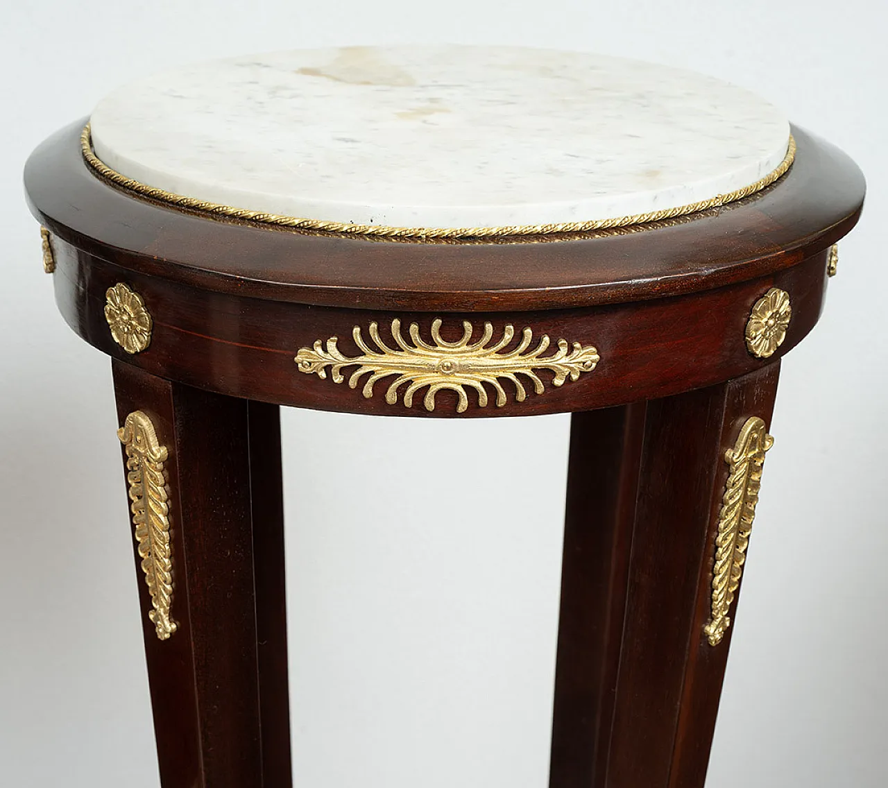 Pair of mahogany feather pedestals with plate, 19th century 2