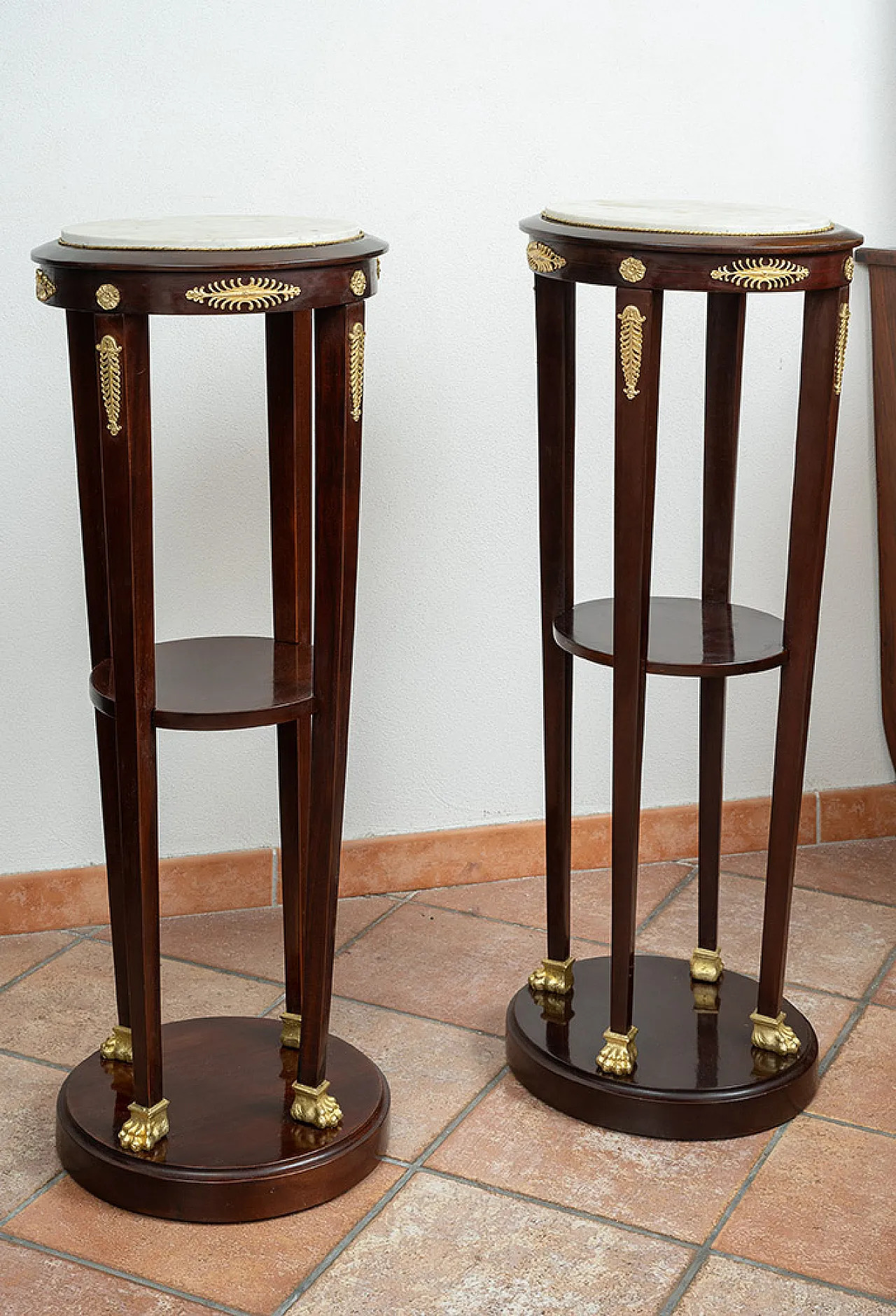 Pair of mahogany feather pedestals with plate, 19th century 5