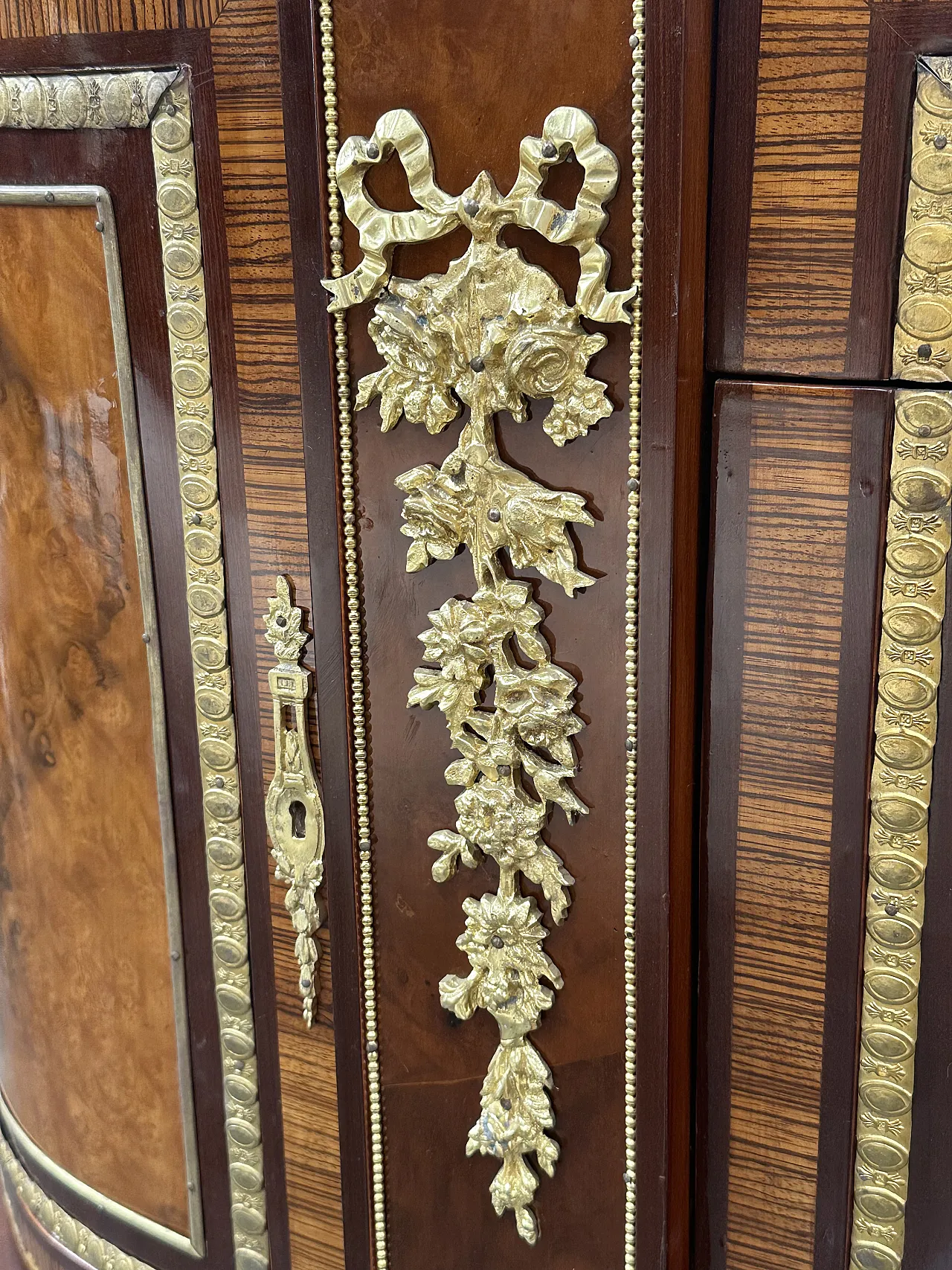 Commode de Château in walnut root, zebrano and marble, Paris, early 1900s 10