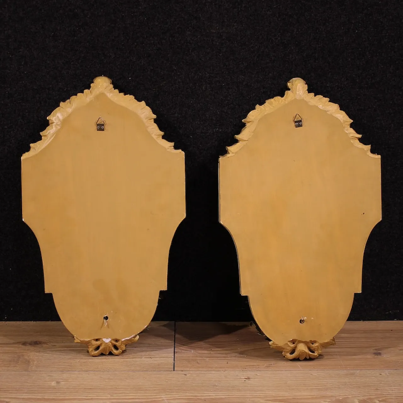 Pair of Italian lacquered gilded appliques in Louis XVI style, 20th c. 7