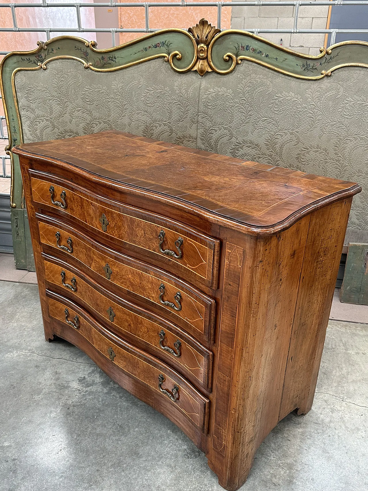 Louis XV chest of drawers, veneered in walnut and threaded, Piedmont, mid-18th century 1