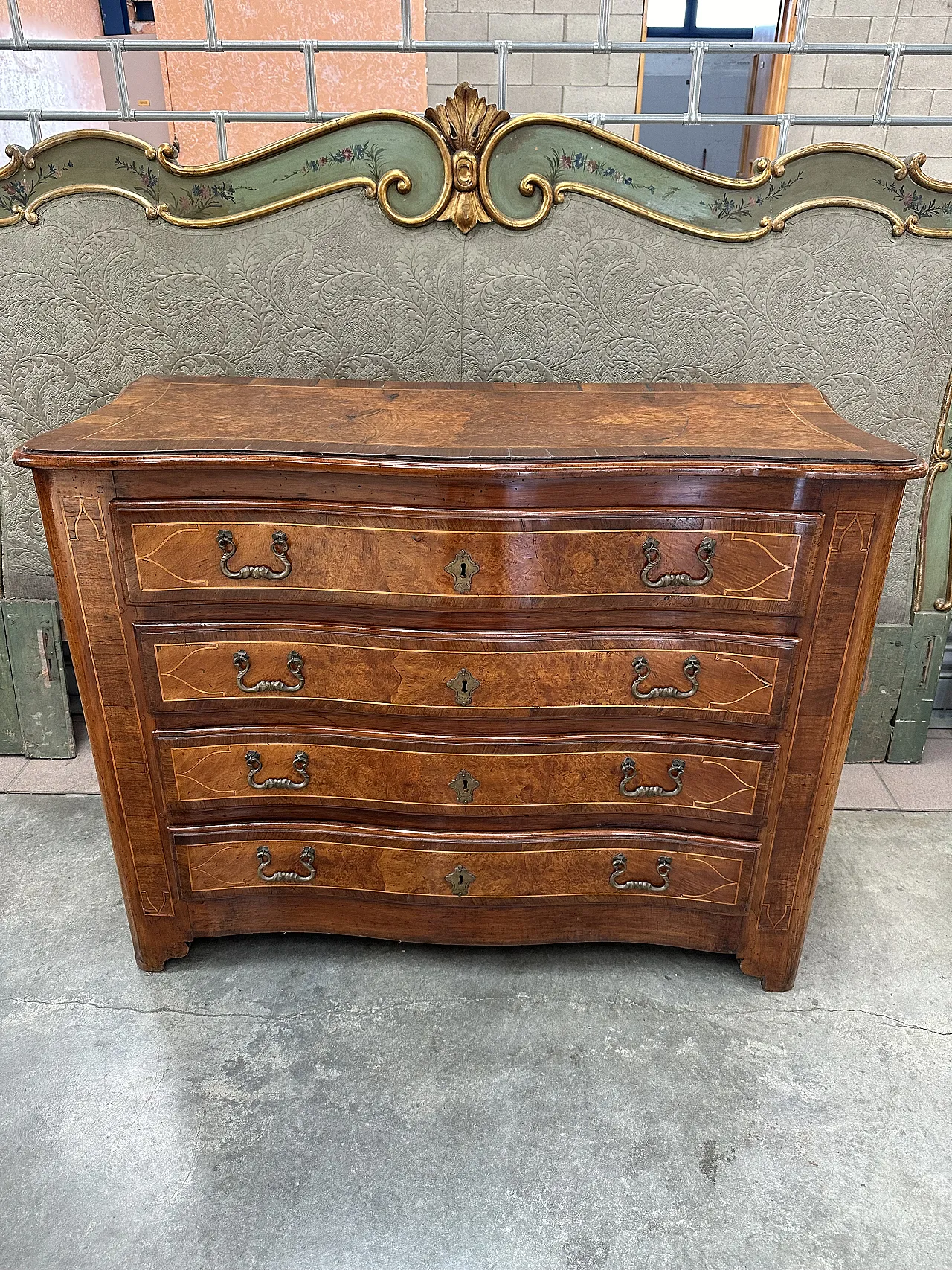 Louis XV chest of drawers, veneered in walnut and threaded, Piedmont, mid-18th century 2