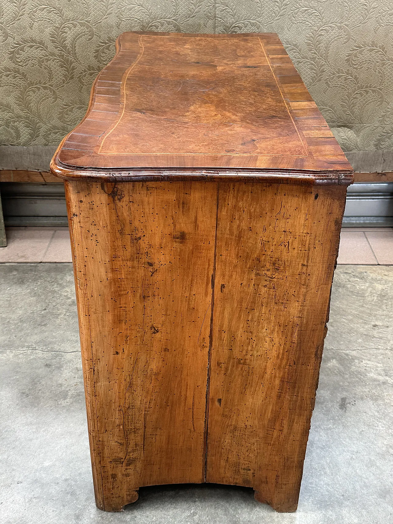 Louis XV chest of drawers, veneered in walnut and threaded, Piedmont, mid-18th century 3