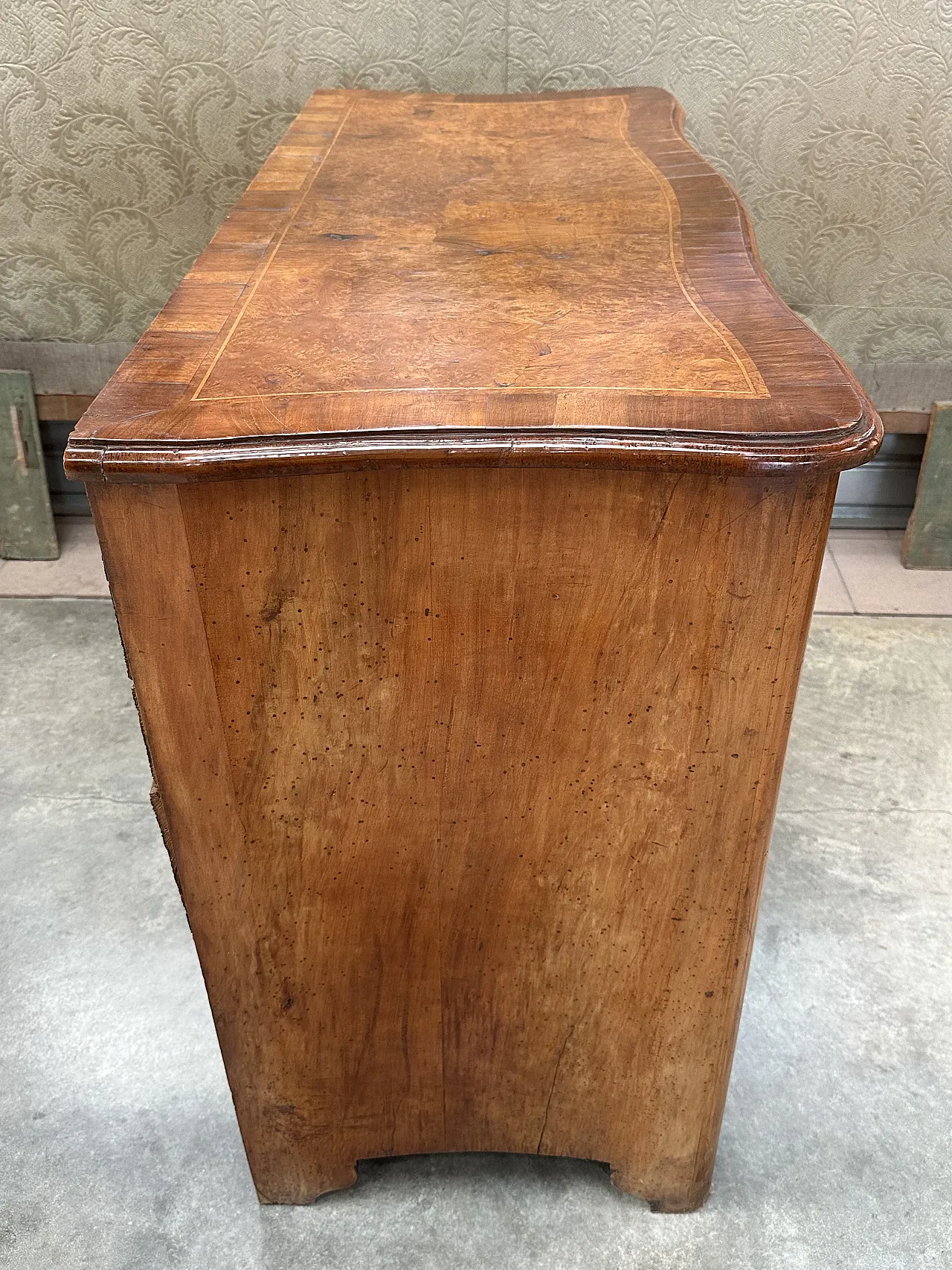 Louis XV chest of drawers, veneered in walnut and threaded, Piedmont, mid-18th century 5