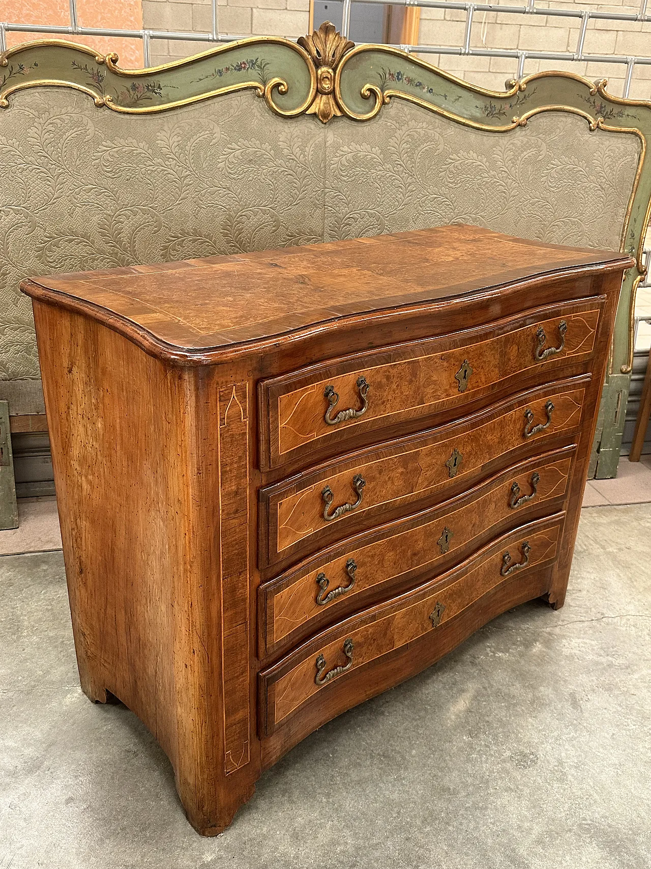 Louis XV chest of drawers, veneered in walnut and threaded, Piedmont, mid-18th century 6