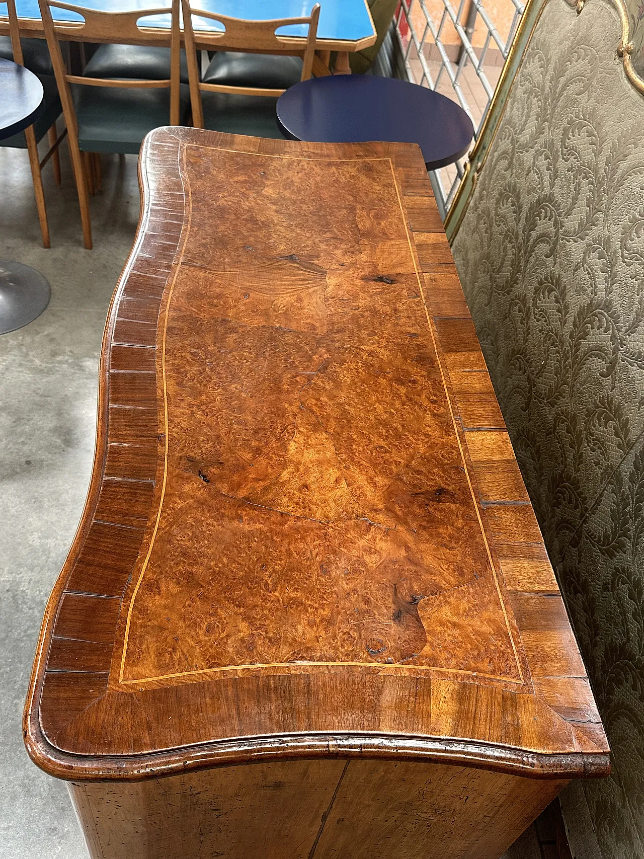 Louis XV chest of drawers, veneered in walnut and threaded, Piedmont, mid-18th century 7