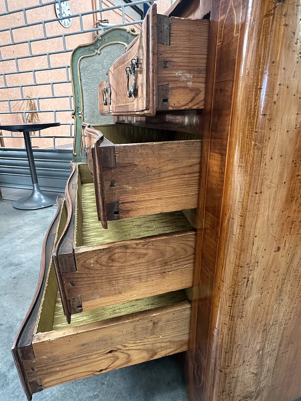 Louis XV chest of drawers, veneered in walnut and threaded, Piedmont, mid-18th century 8