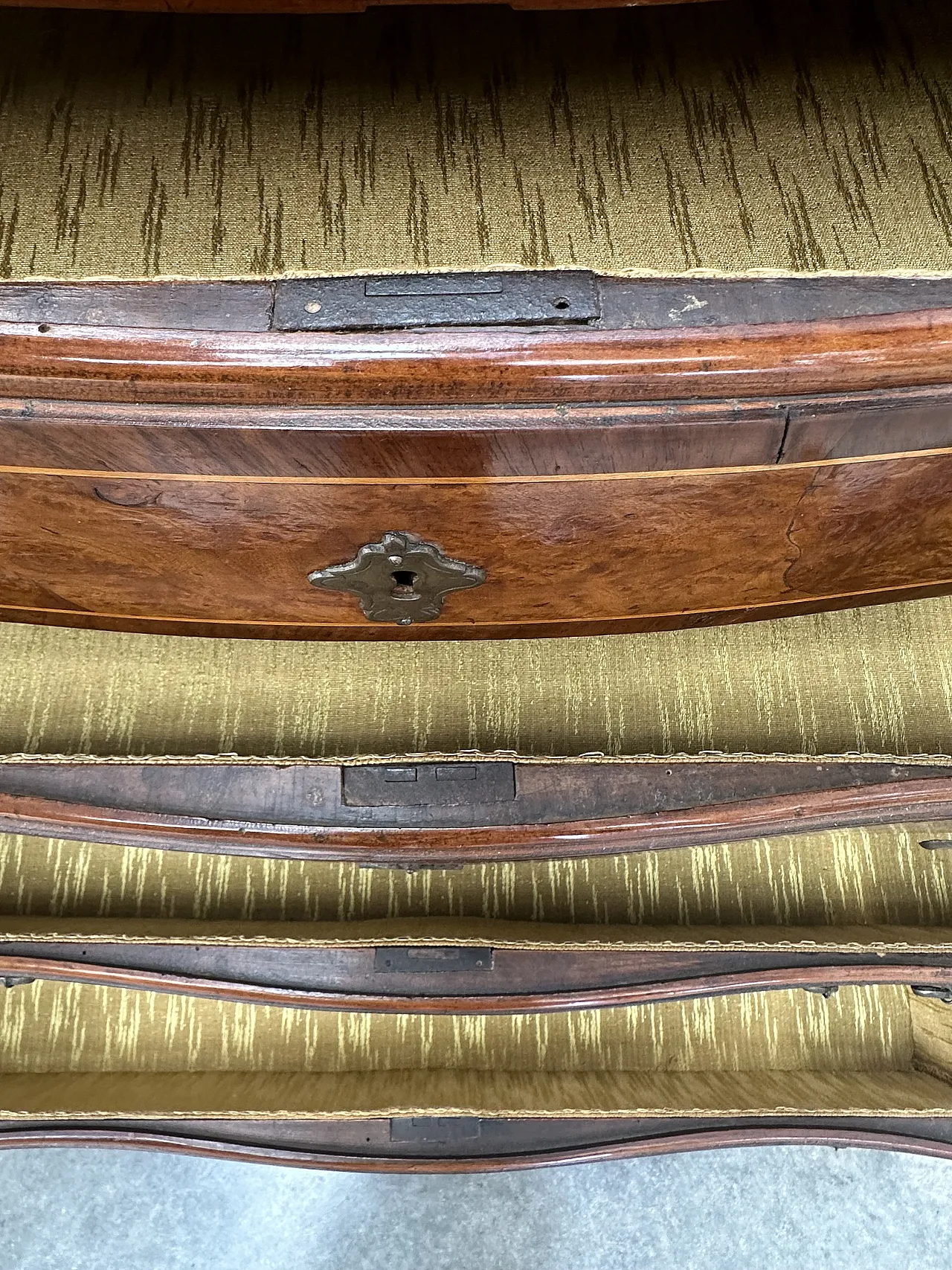 Louis XV chest of drawers, veneered in walnut and threaded, Piedmont, mid-18th century 9