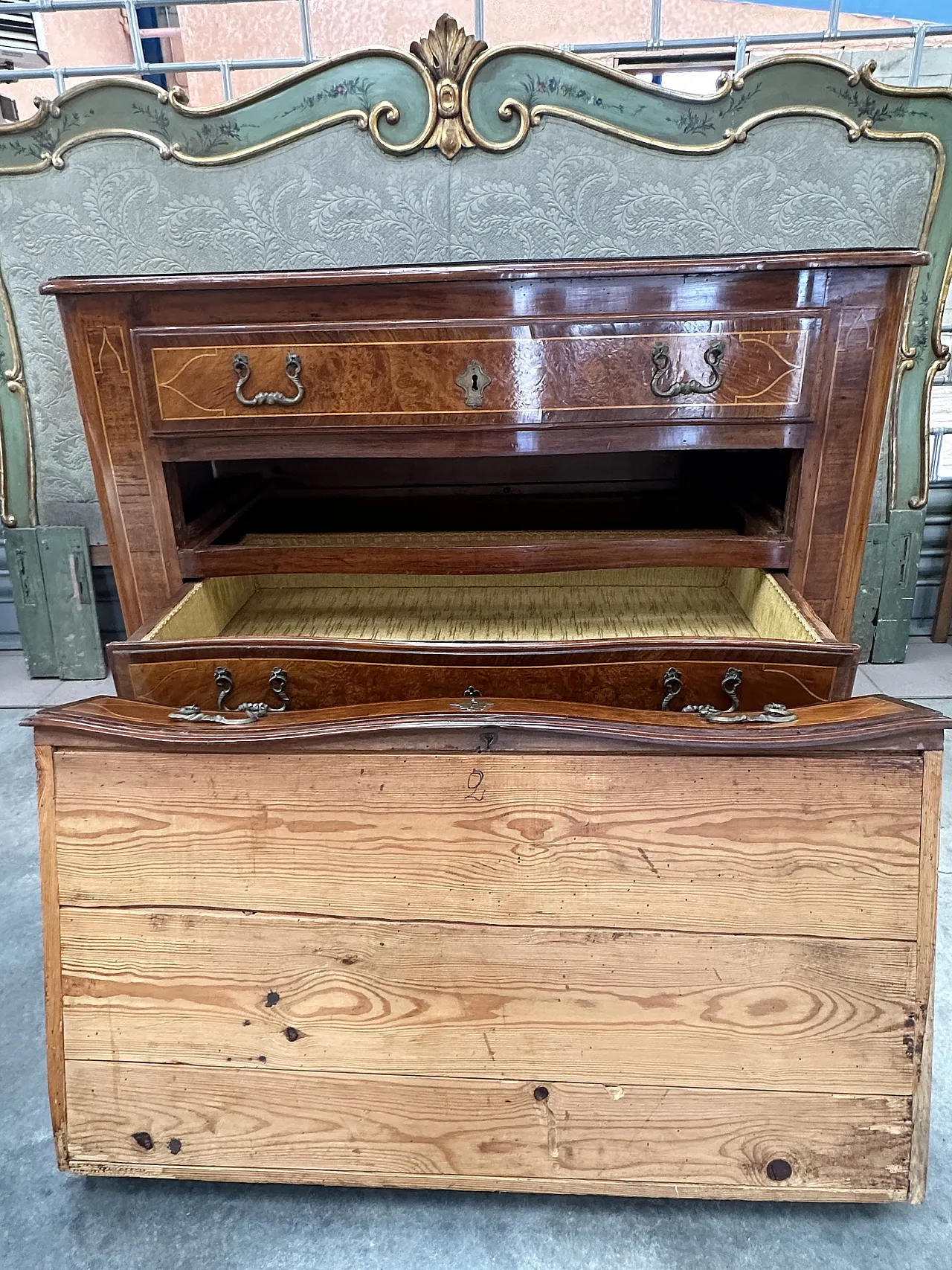 Louis XV chest of drawers, veneered in walnut and threaded, Piedmont, mid-18th century 10