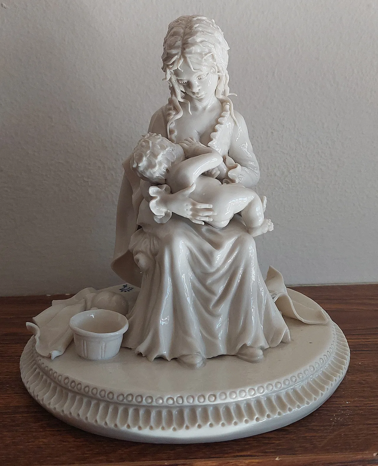 Capodimonte porcelain sculpture signed by G. Valletta, 20th century 1