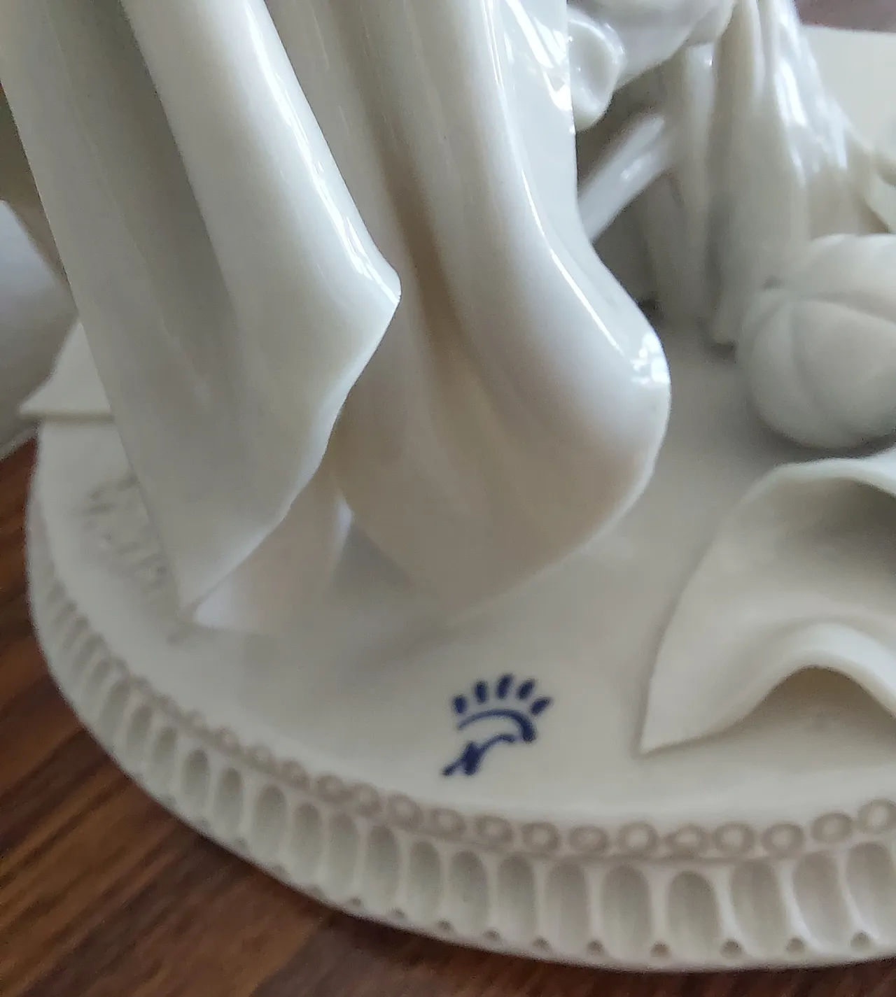 Capodimonte porcelain sculpture signed by G. Valletta, 20th century 5