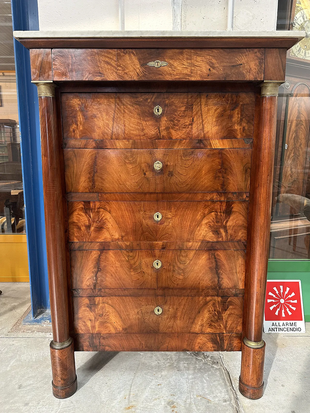 Empire secretaire in walnut feather with columns and bronzes, early 19th century 1