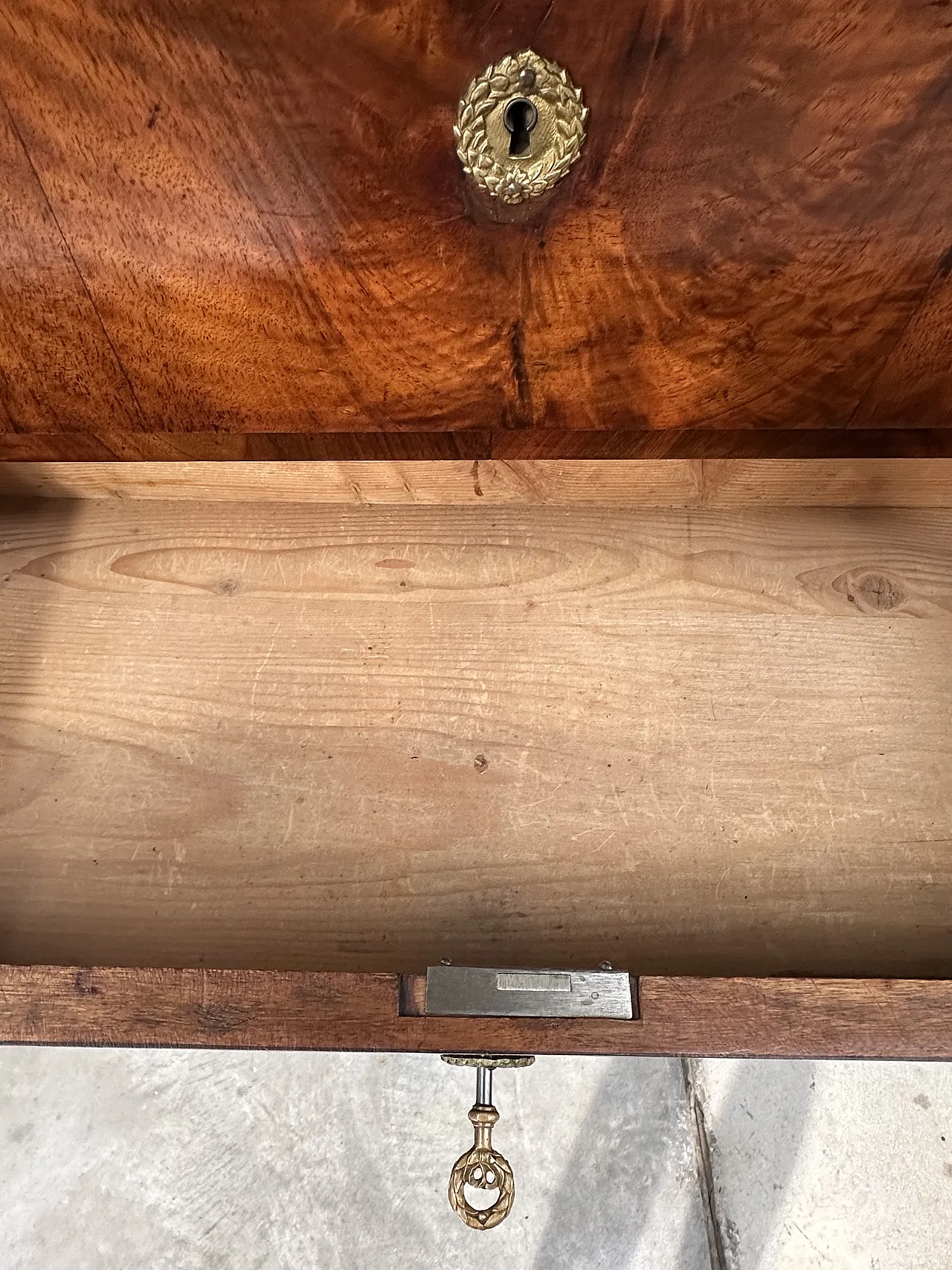 Empire secretaire in walnut feather with columns and bronzes, early 19th century 6