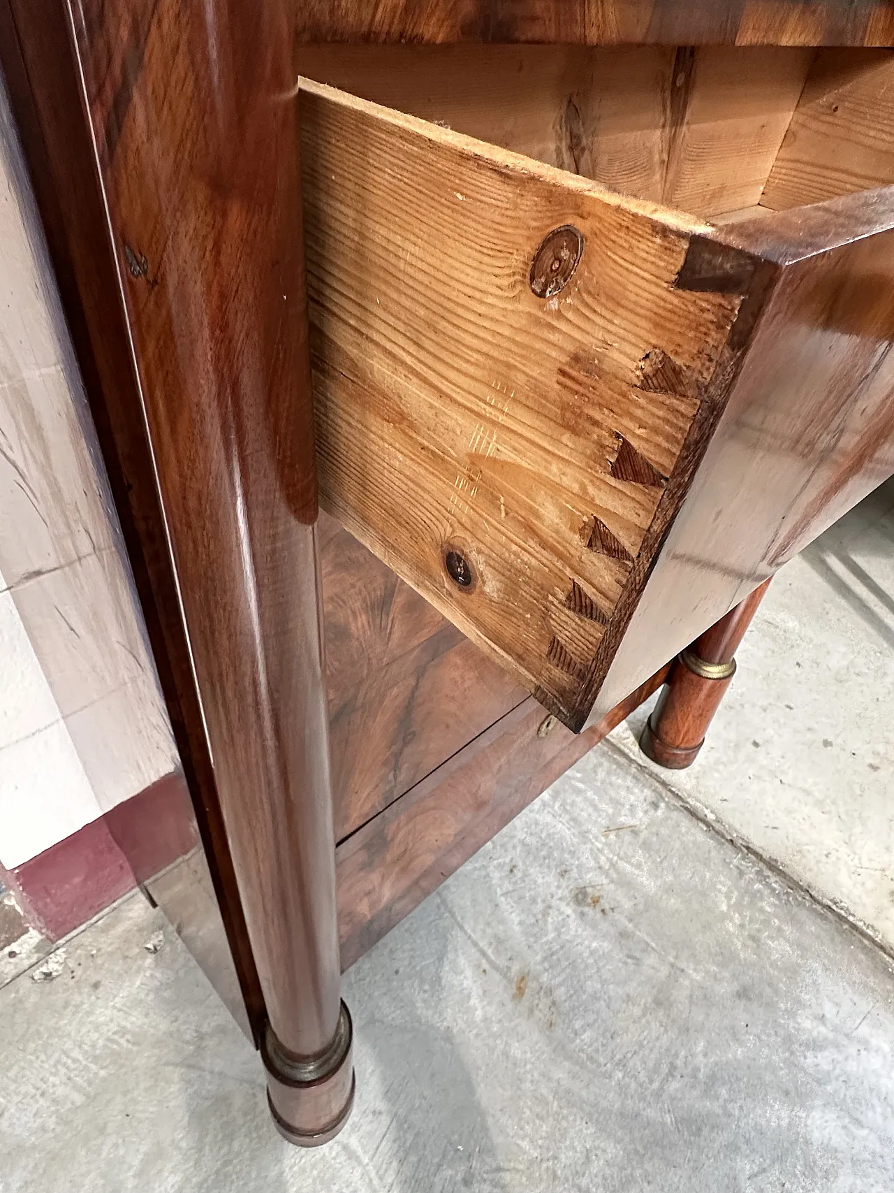 Empire secretaire in walnut feather with columns and bronzes, early 19th century 7