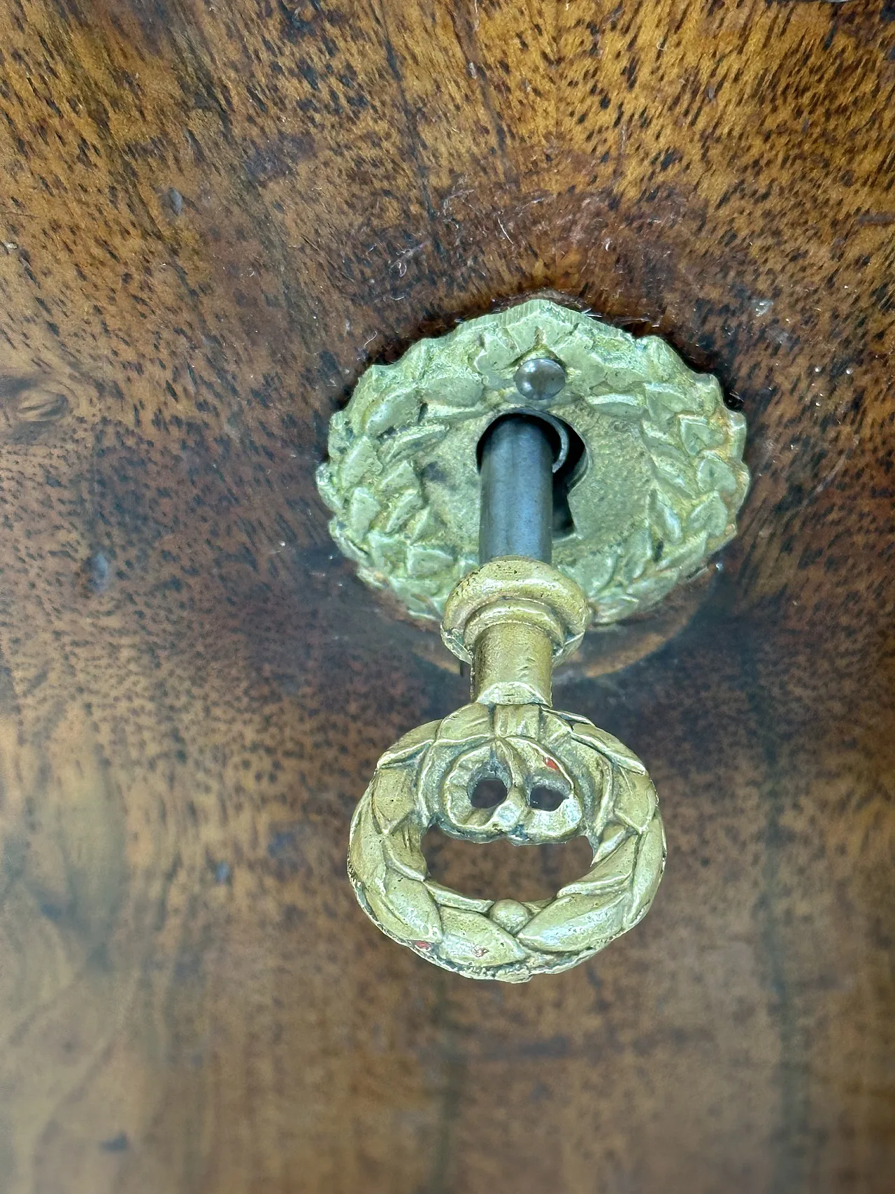 Empire secretaire in walnut feather with columns and bronzes, early 19th century 9