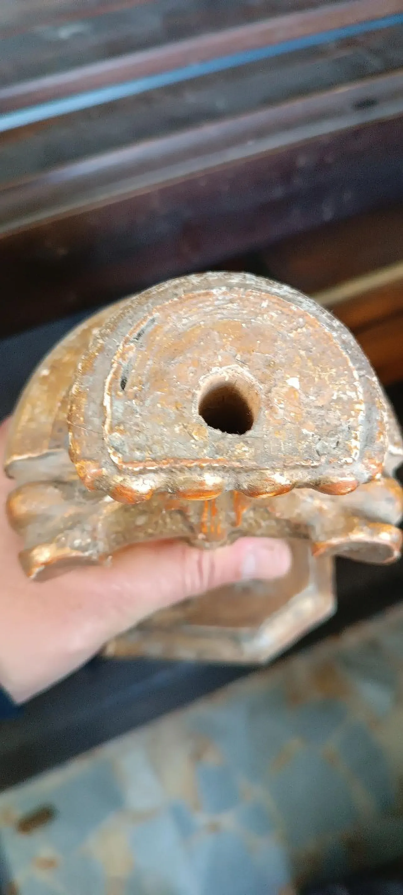 Pair of carved and gilded wooden candlesticks, 19th century 6
